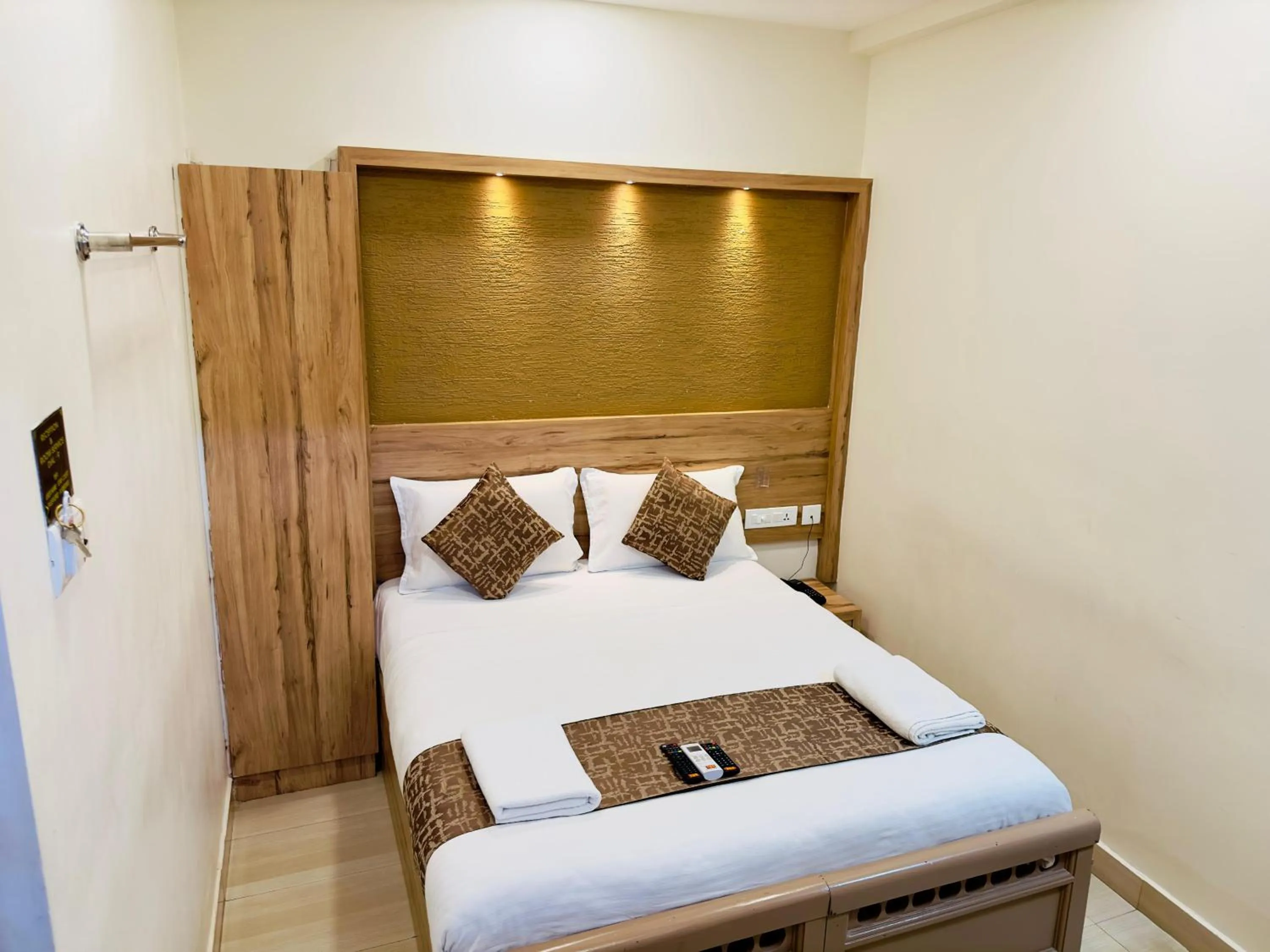 Bed in Stay Court - Business Class Hotel - Near Central Railway Station