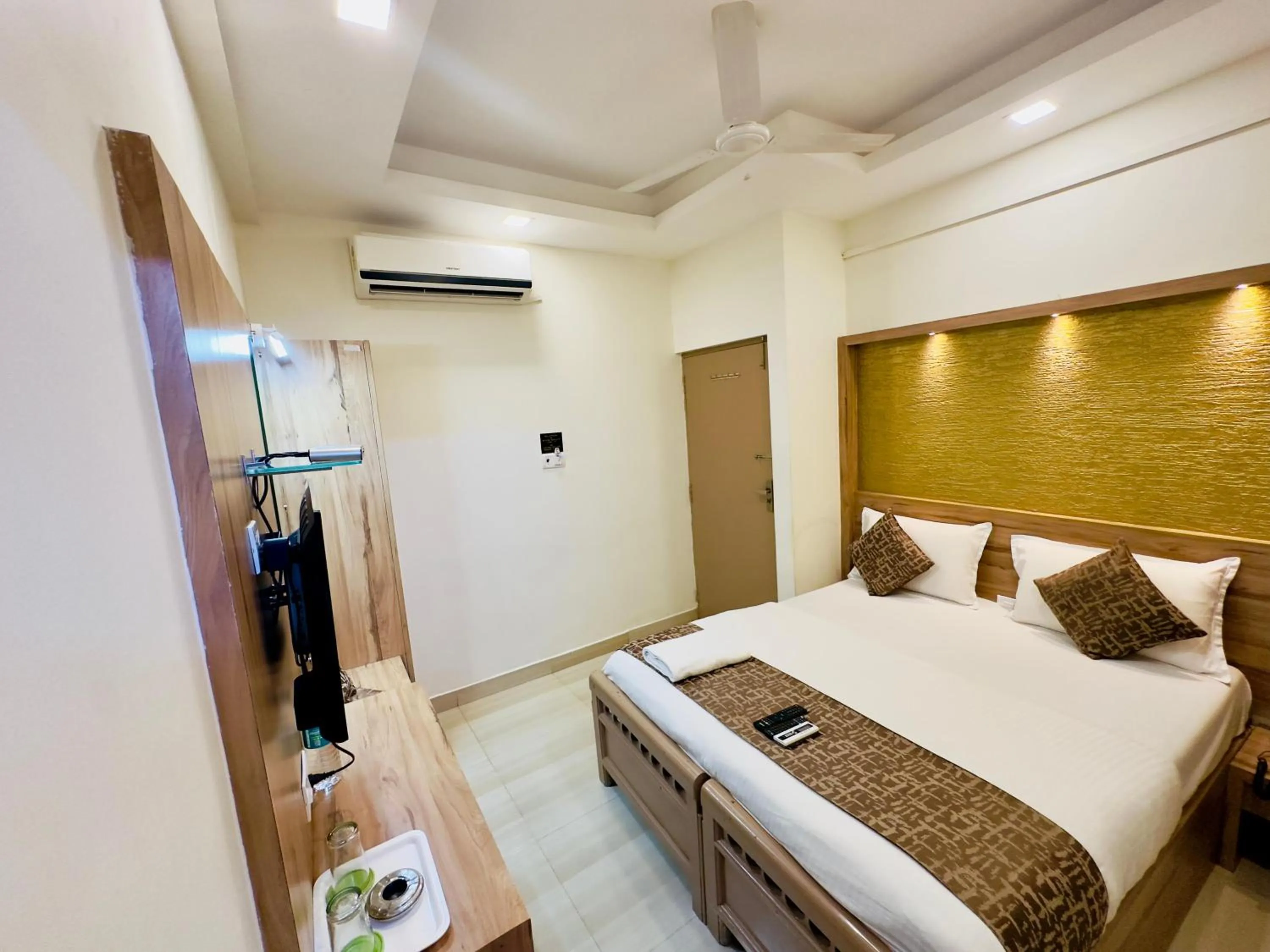 Bed in Stay Court - Business Class Hotel - Near Central Railway Station