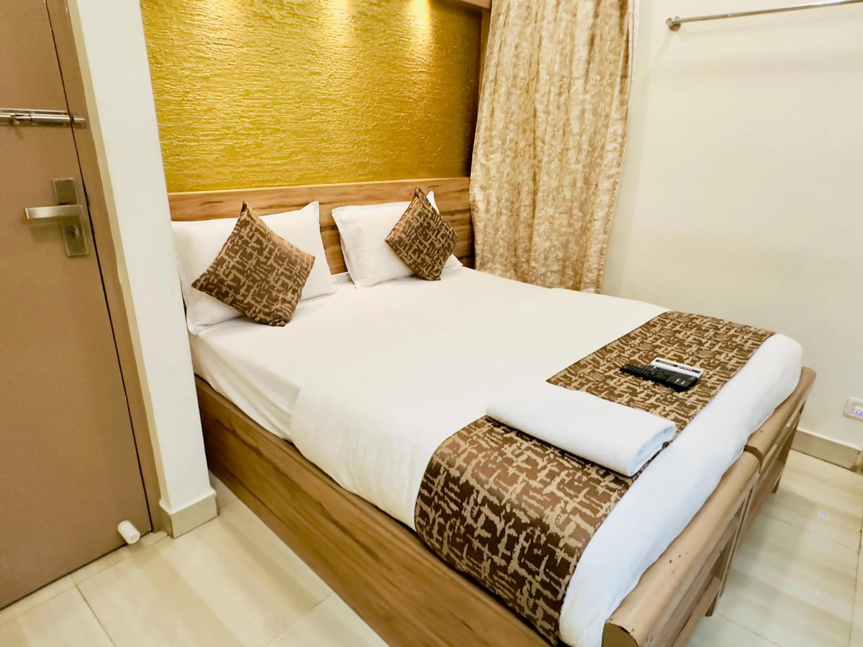Bed in Stay Court - Business Class Hotel - Near Central Railway Station