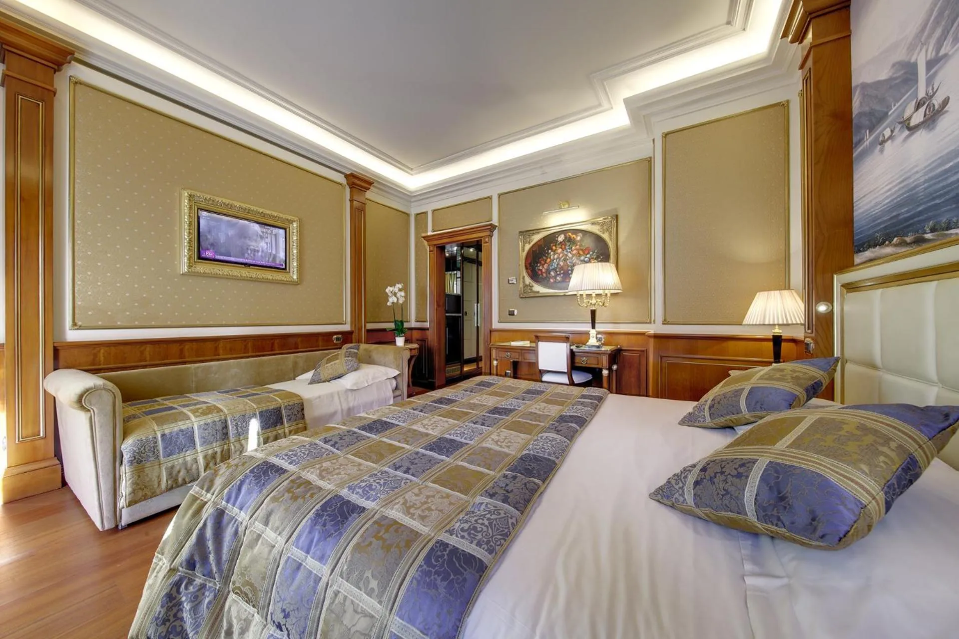 Bed in Hotel Splendid