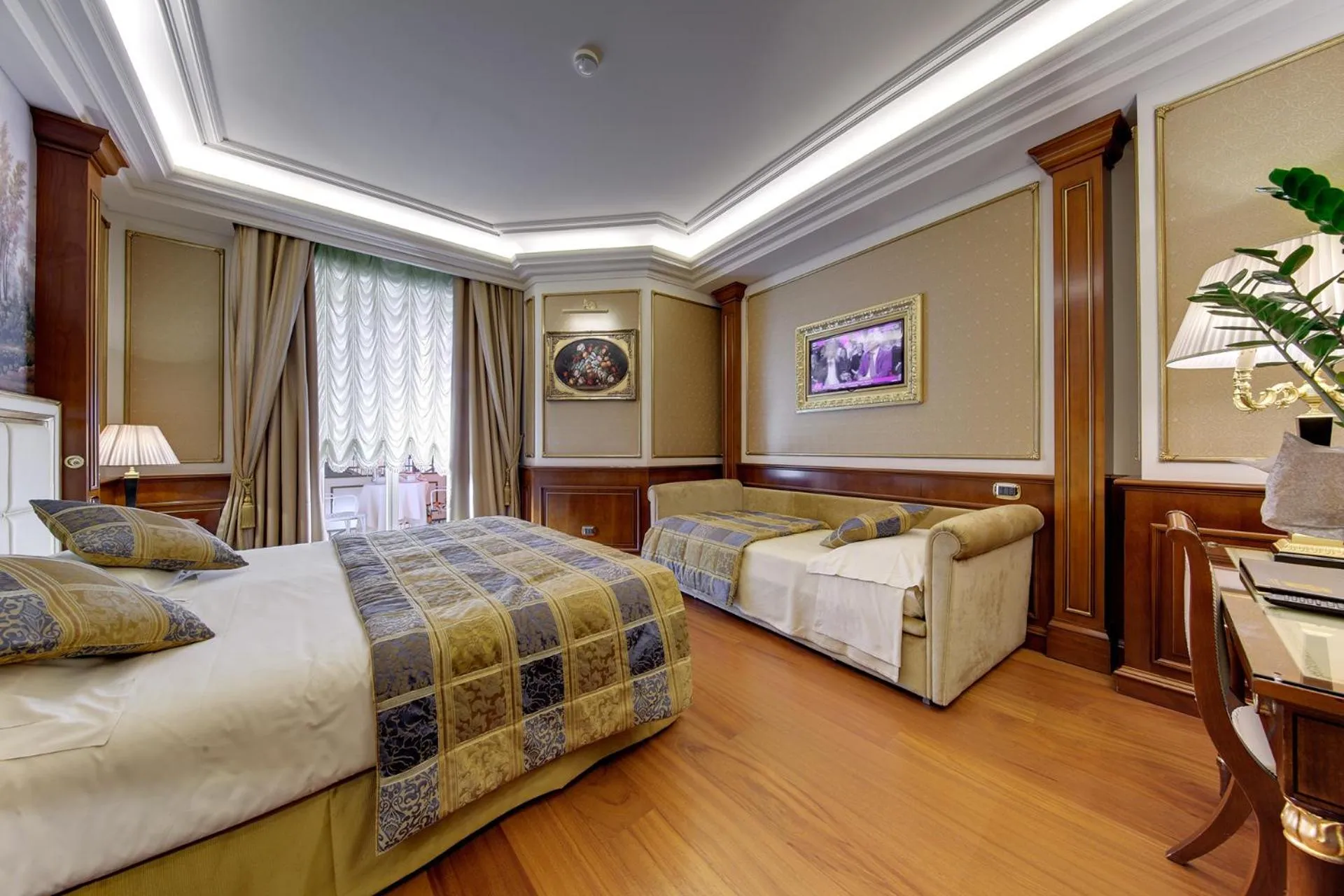 Bed in Hotel Splendid