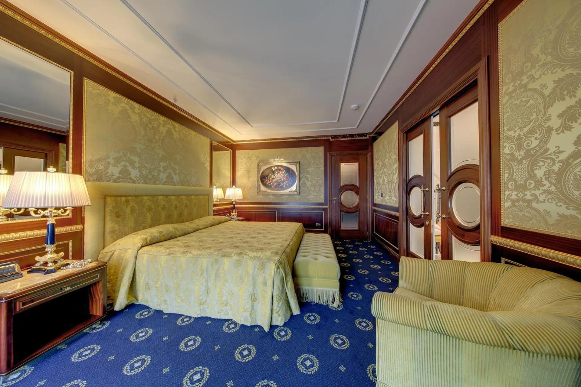 Bed in Hotel Splendid