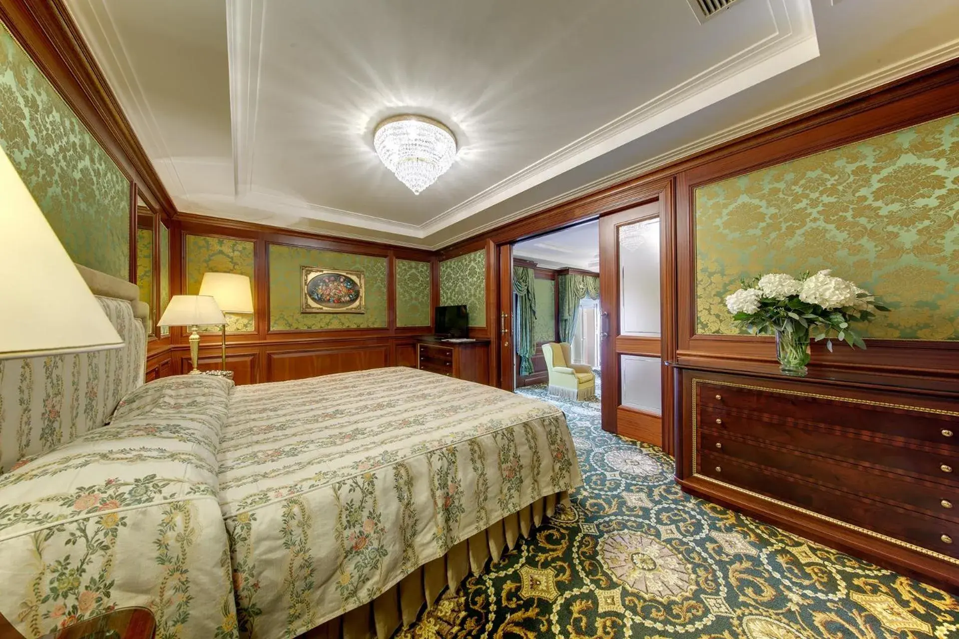 Senior Suite with Lake View in Hotel Splendid Senior Suite with Lake View in Hotel Splendid