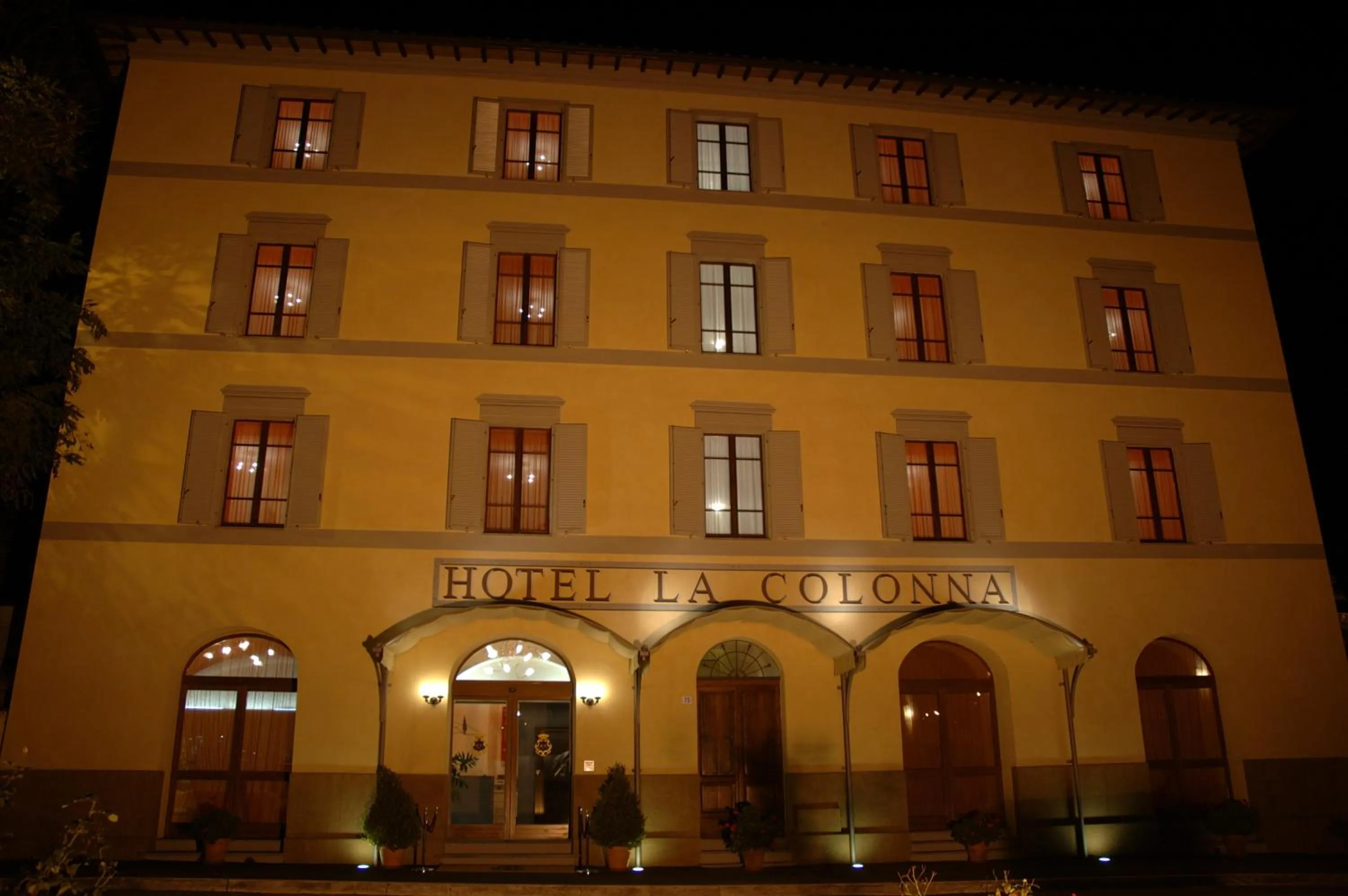Property building in Hotel La Colonna