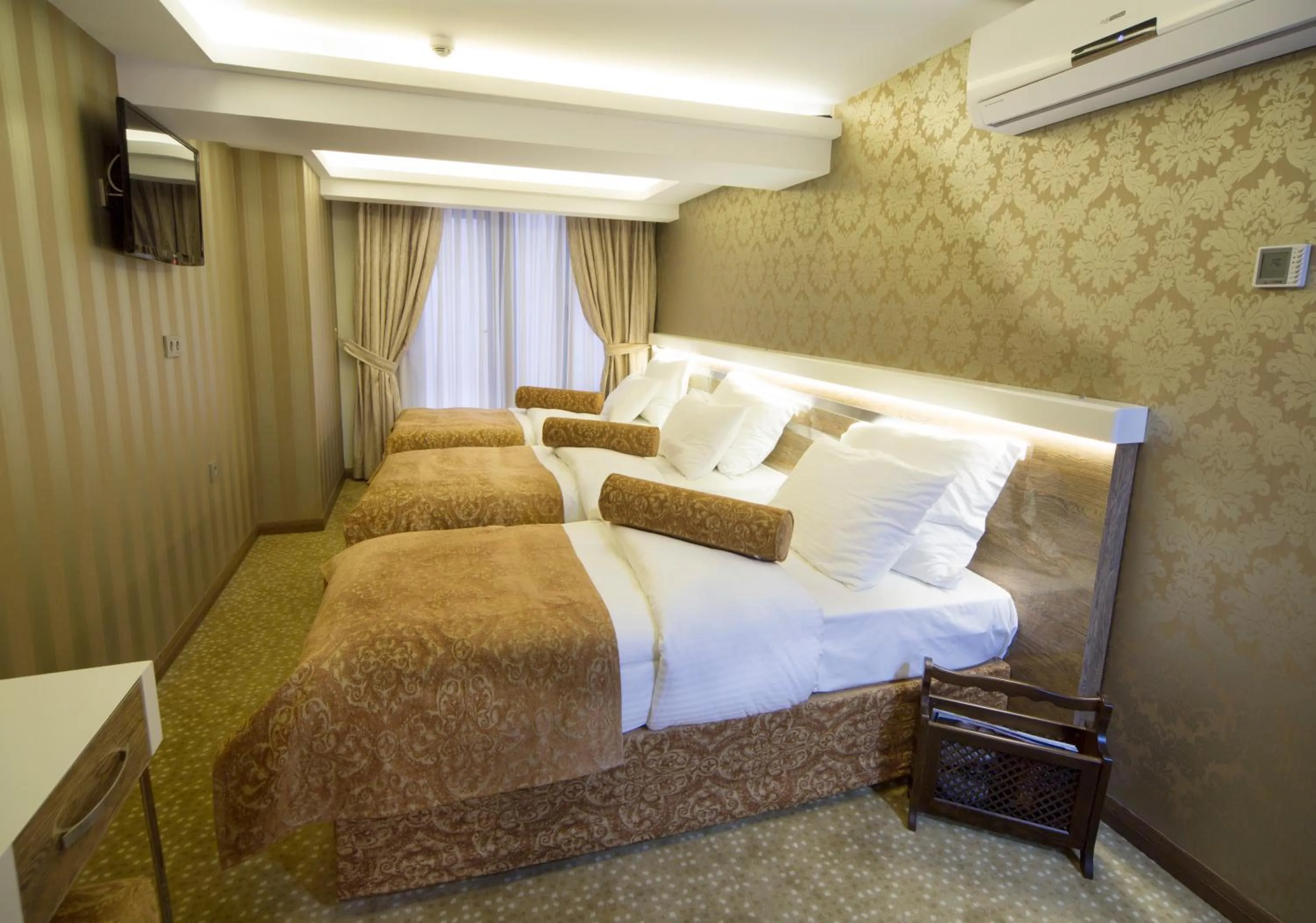 Photo of the whole room, Bed in Golden Rain Hotel Old City