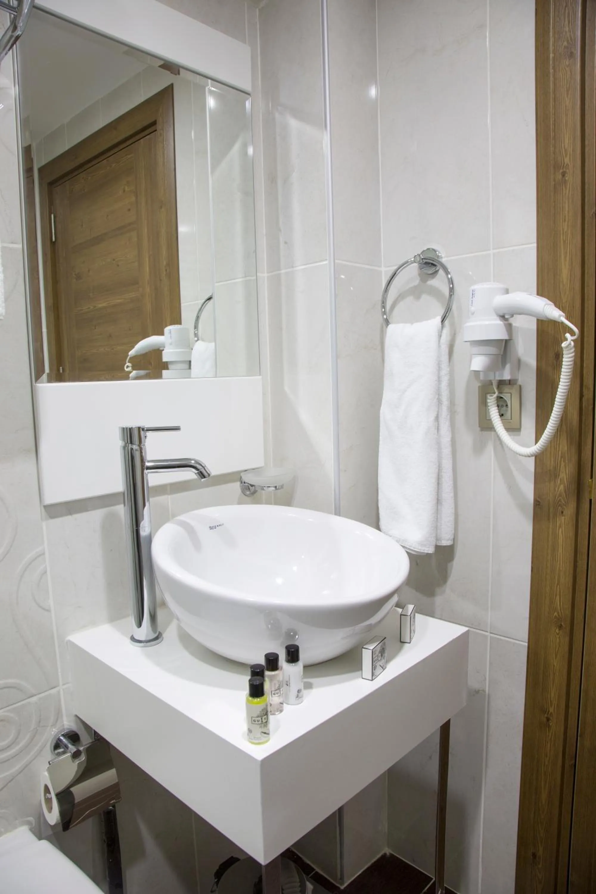 Bathroom in Golden Rain Hotel Old City