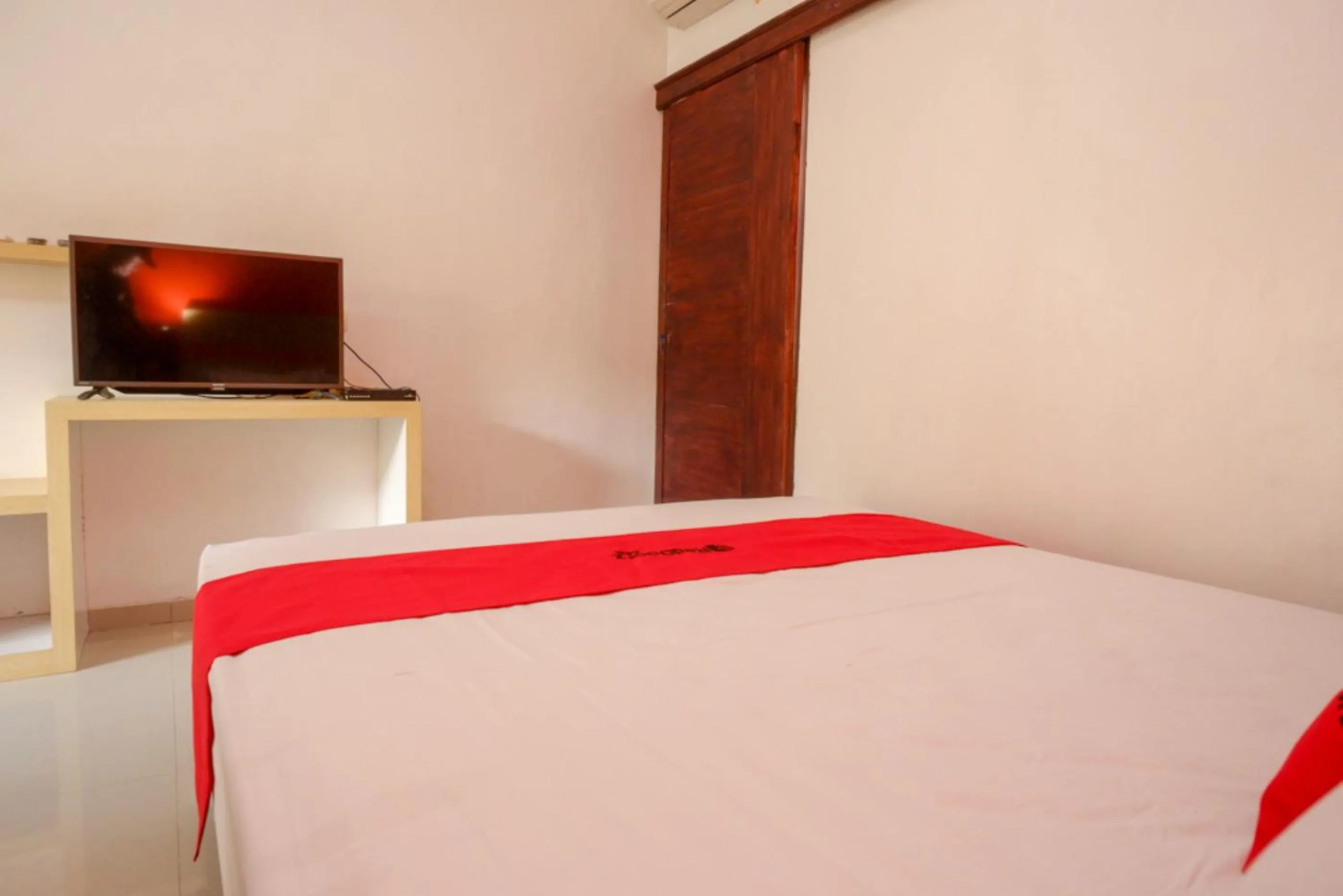 Bed in RedDoorz Syariah near Alun Alun Kota Rembang