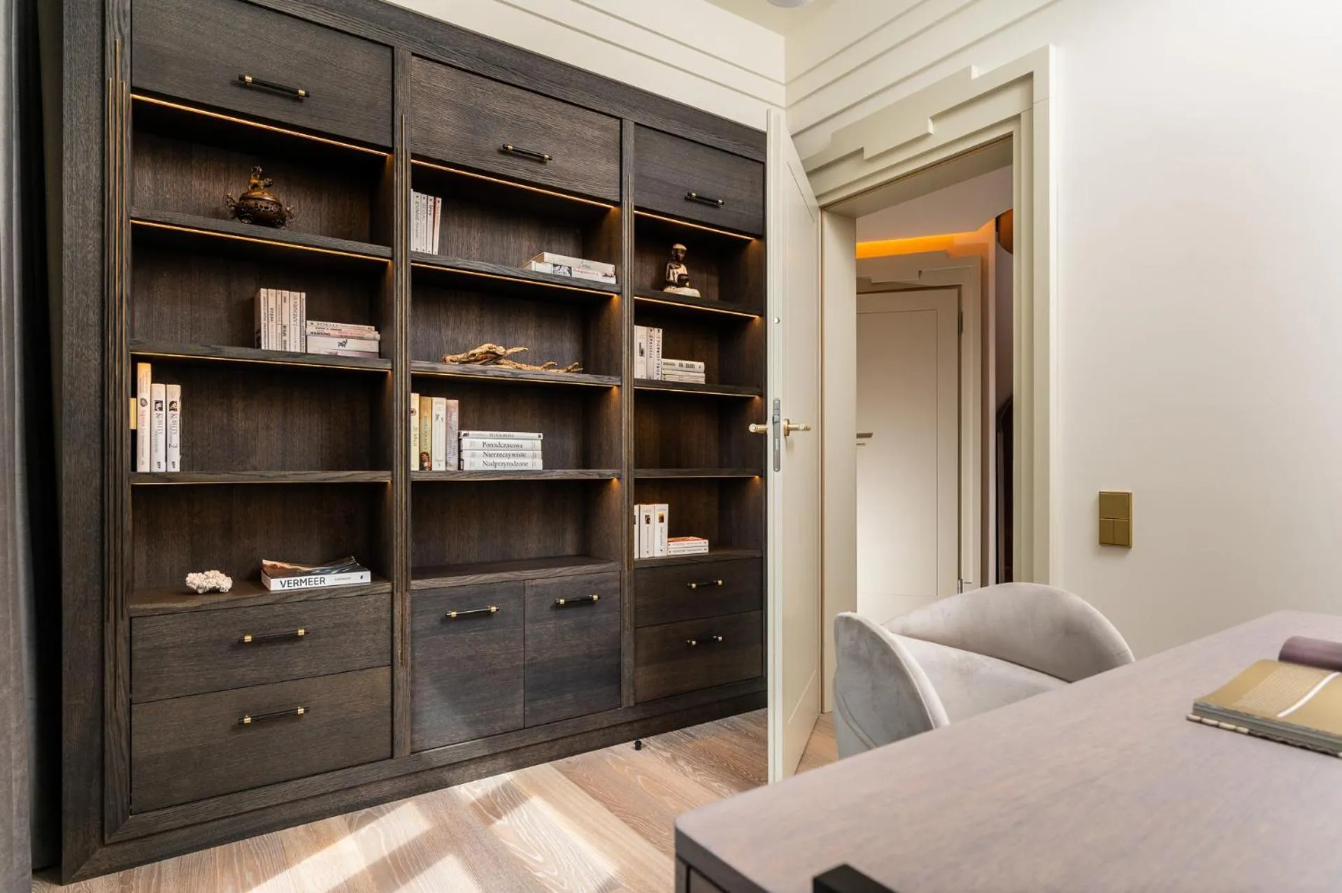 Photo of the whole room, Bed in Art Boutique