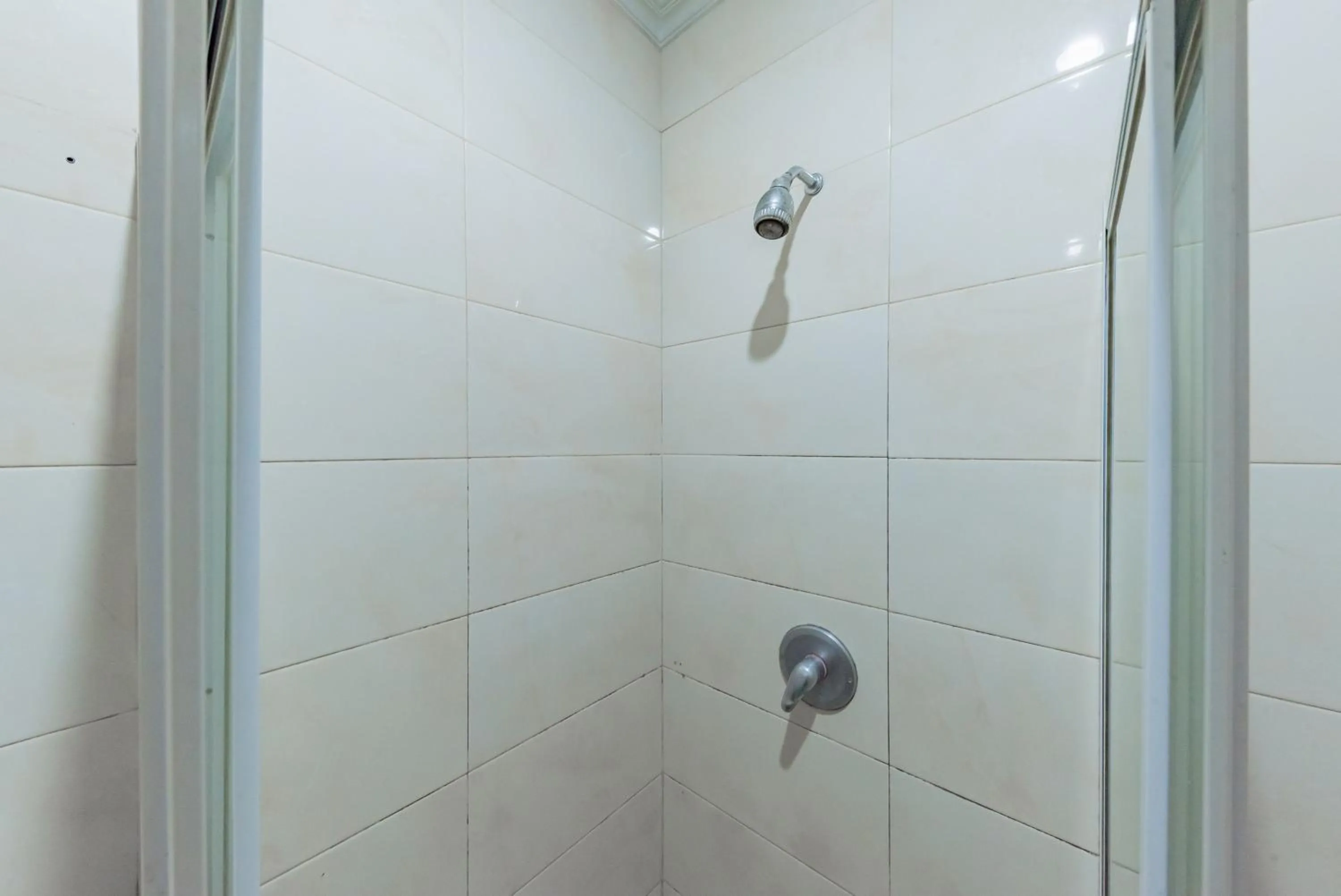 Bathroom in Urbanview Hotel Crown Tasikmalaya by RedDoorz