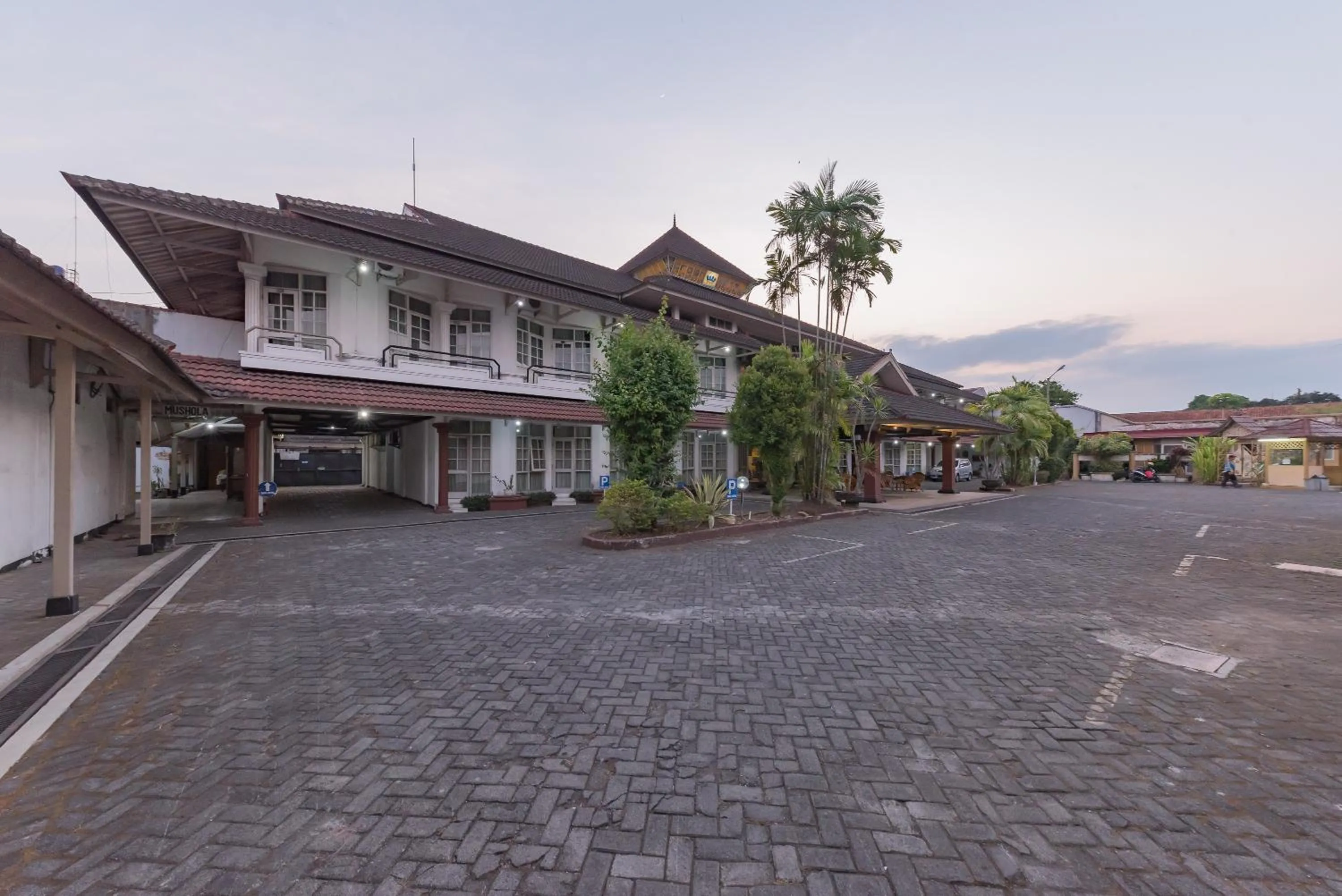 Facade/entrance in Urbanview Hotel Crown Tasikmalaya by RedDoorz