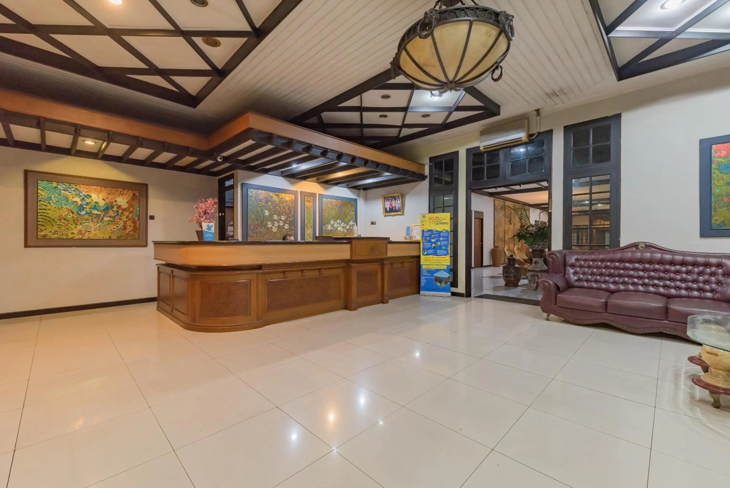 Lobby or reception in Urbanview Hotel Crown Tasikmalaya by RedDoorz