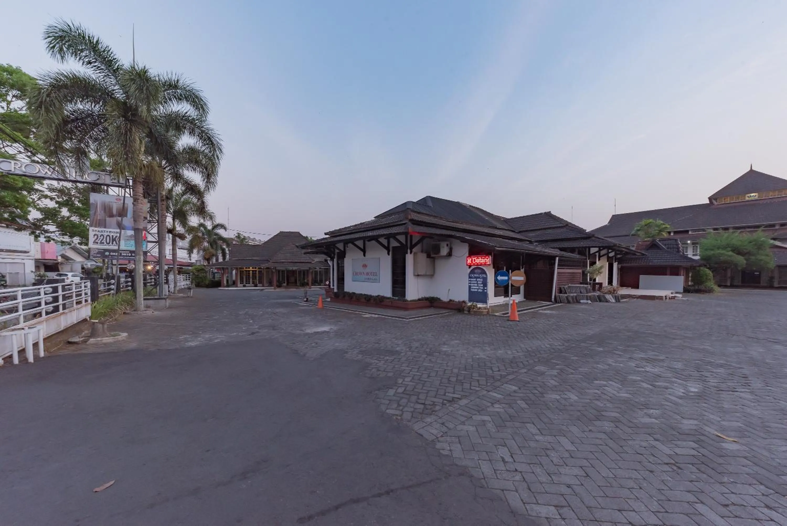 Property building in Urbanview Hotel Crown Tasikmalaya by RedDoorz