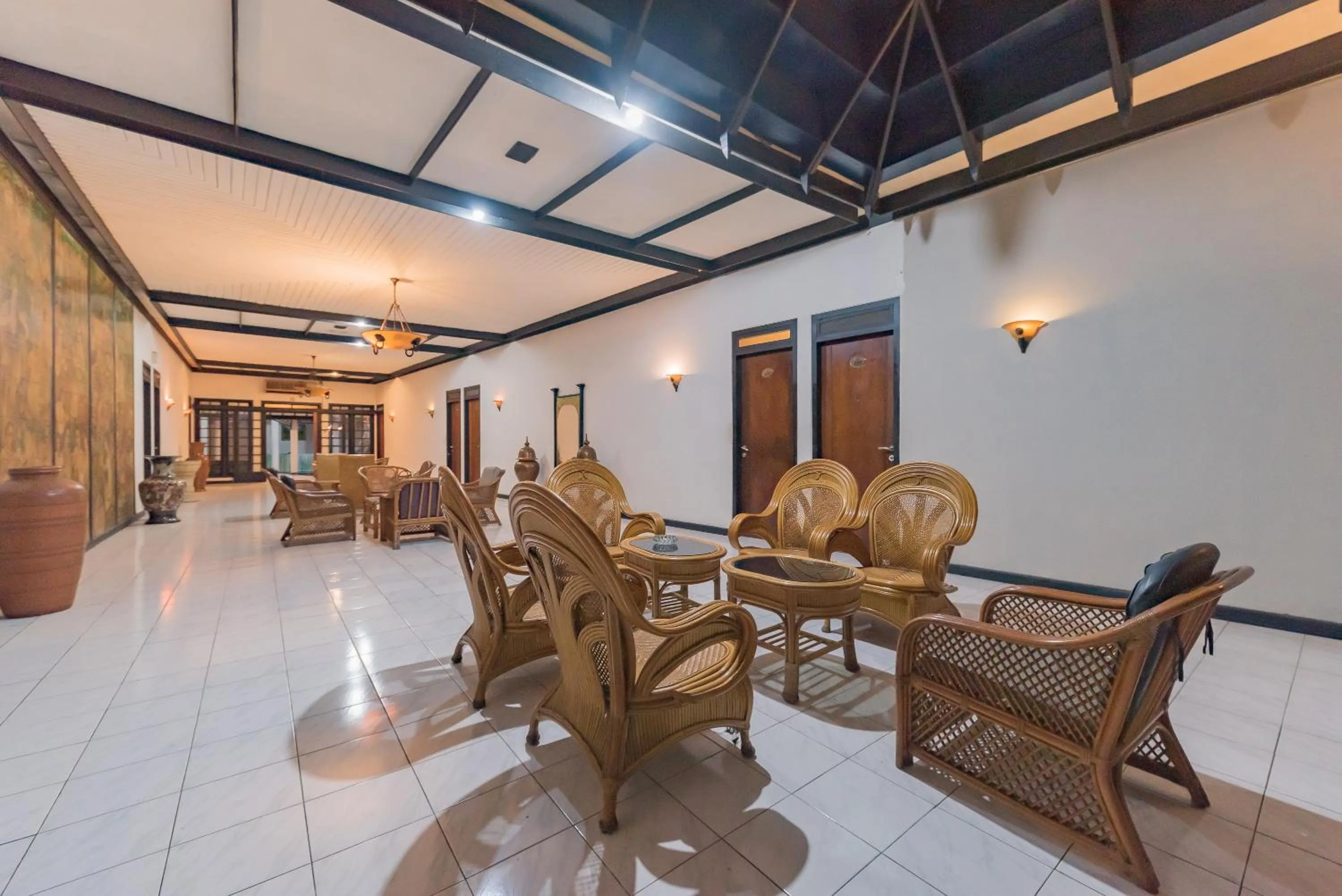 Seating area in Urbanview Hotel Crown Tasikmalaya by RedDoorz