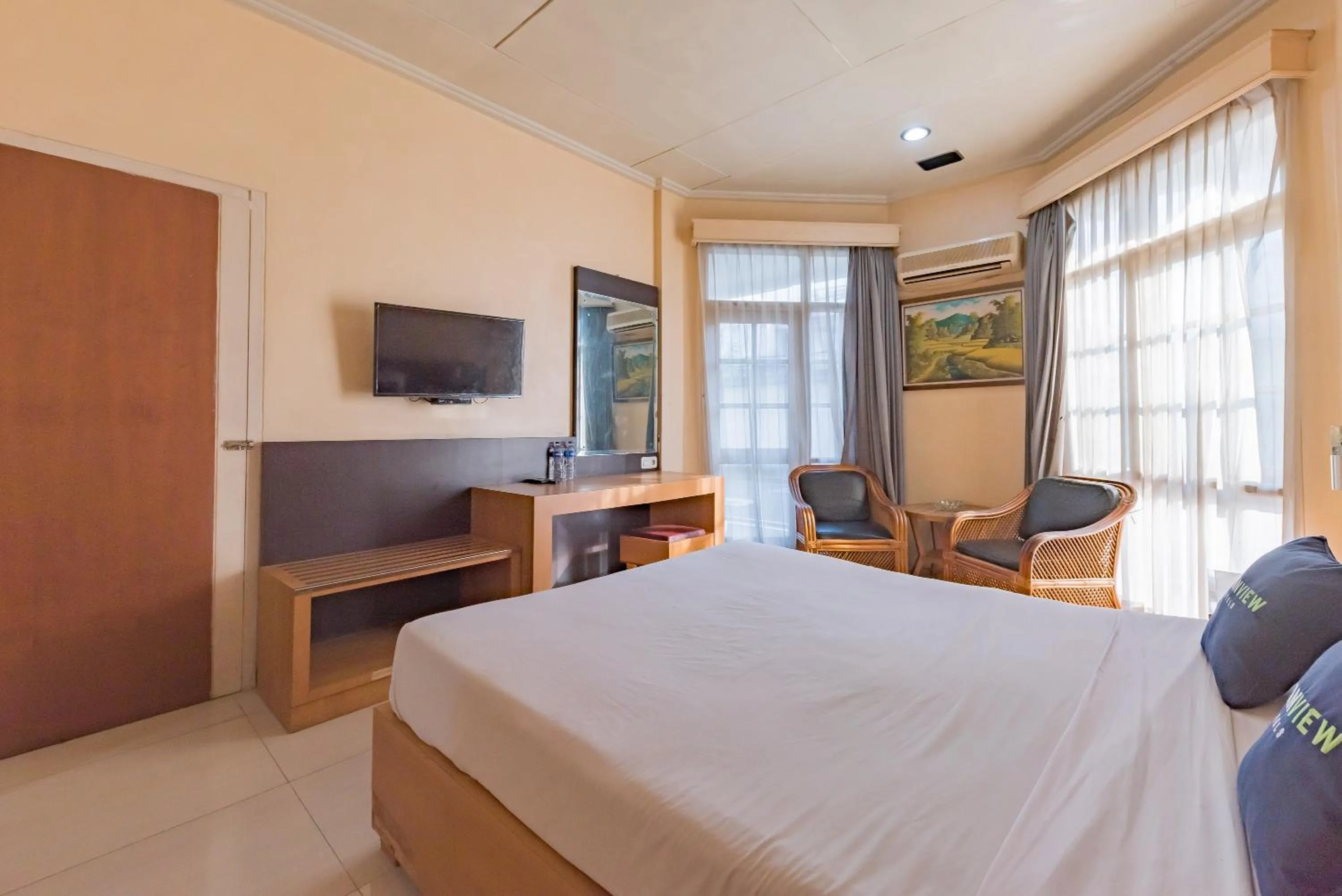 Bedroom, Bed in Urbanview Hotel Crown Tasikmalaya by RedDoorz