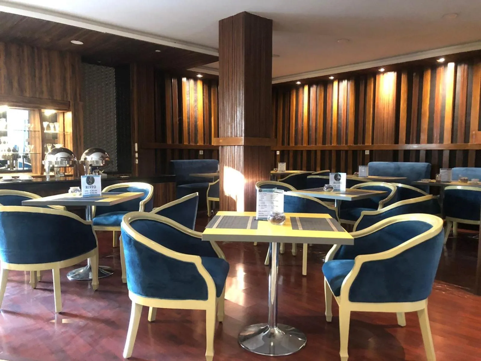 Restaurant/places to eat in Hotel Aruni Ancol