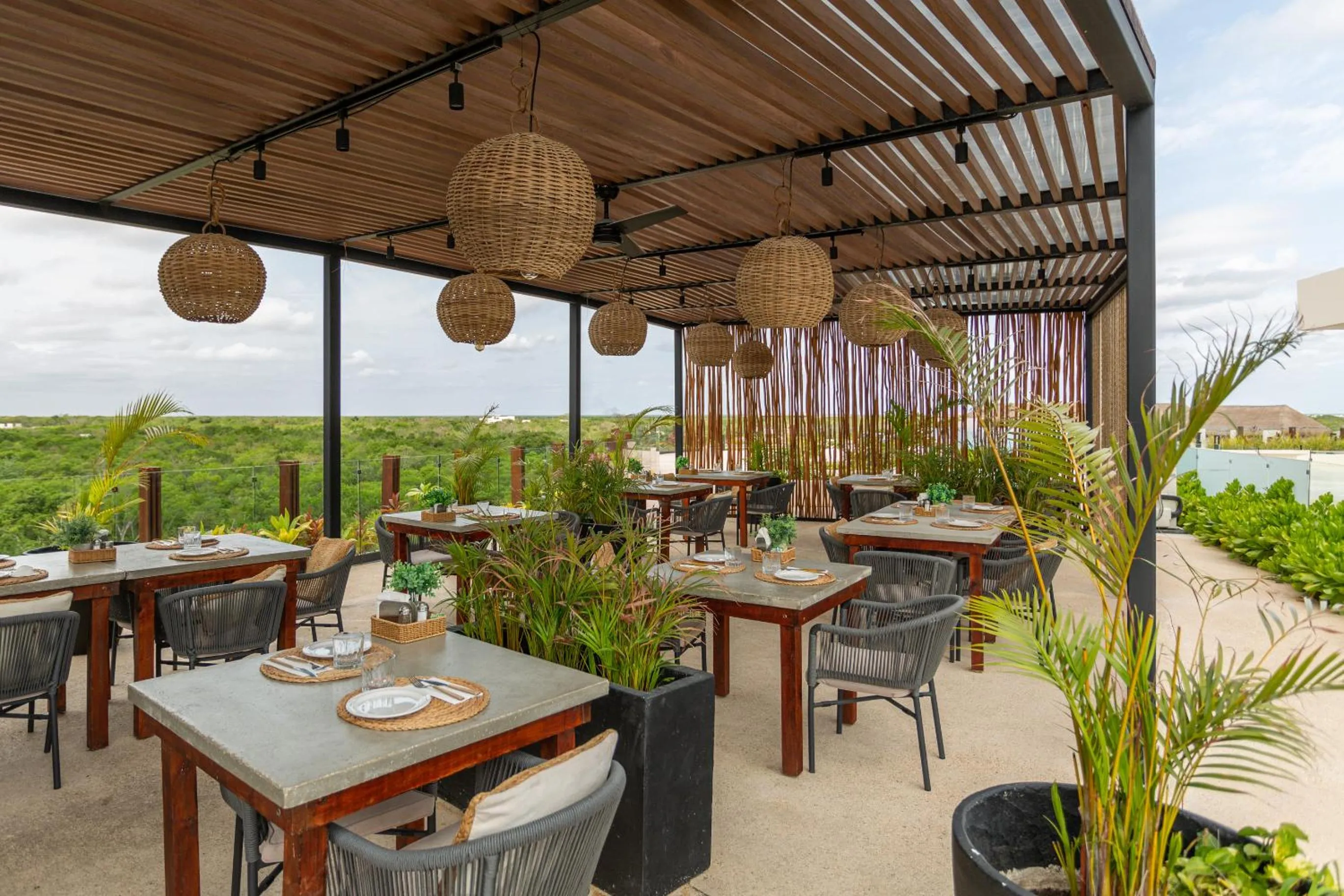 Restaurant/places to eat in Mistiq Gardens