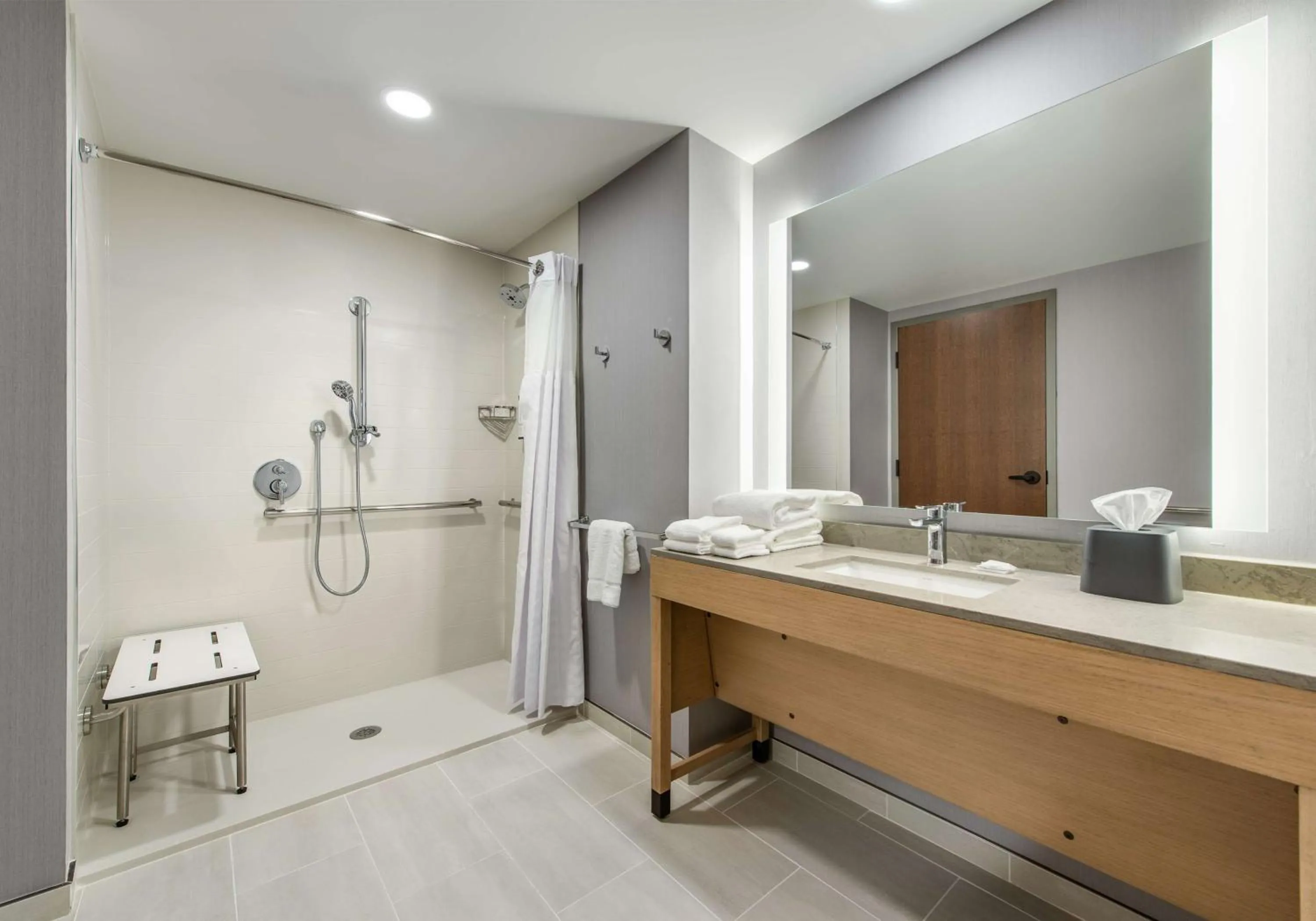 Bathroom, Bed in Hyatt Place Kent Narrows And Marina