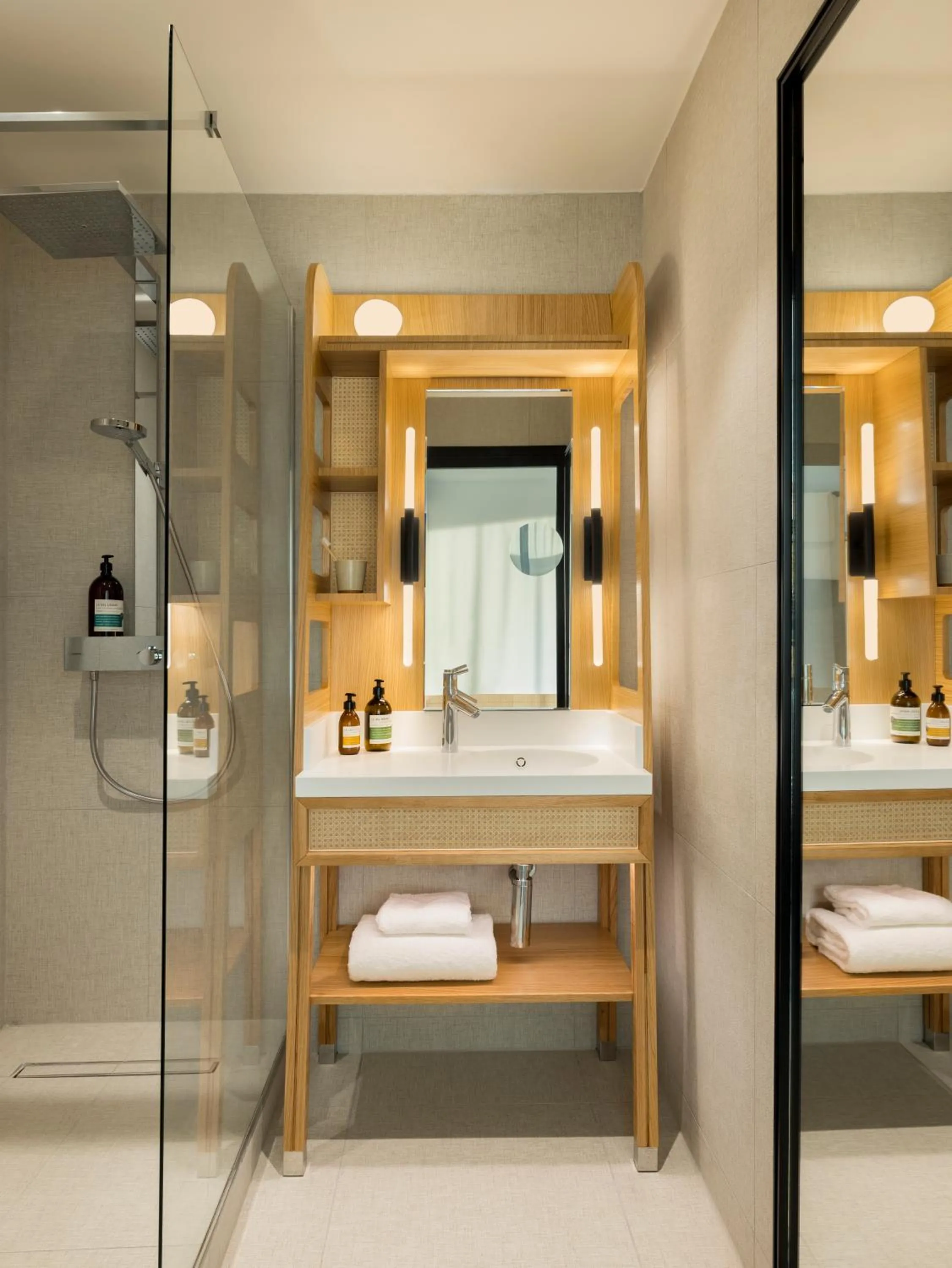 Shower in FirstName Bordeaux, Part of JdV by Hyatt