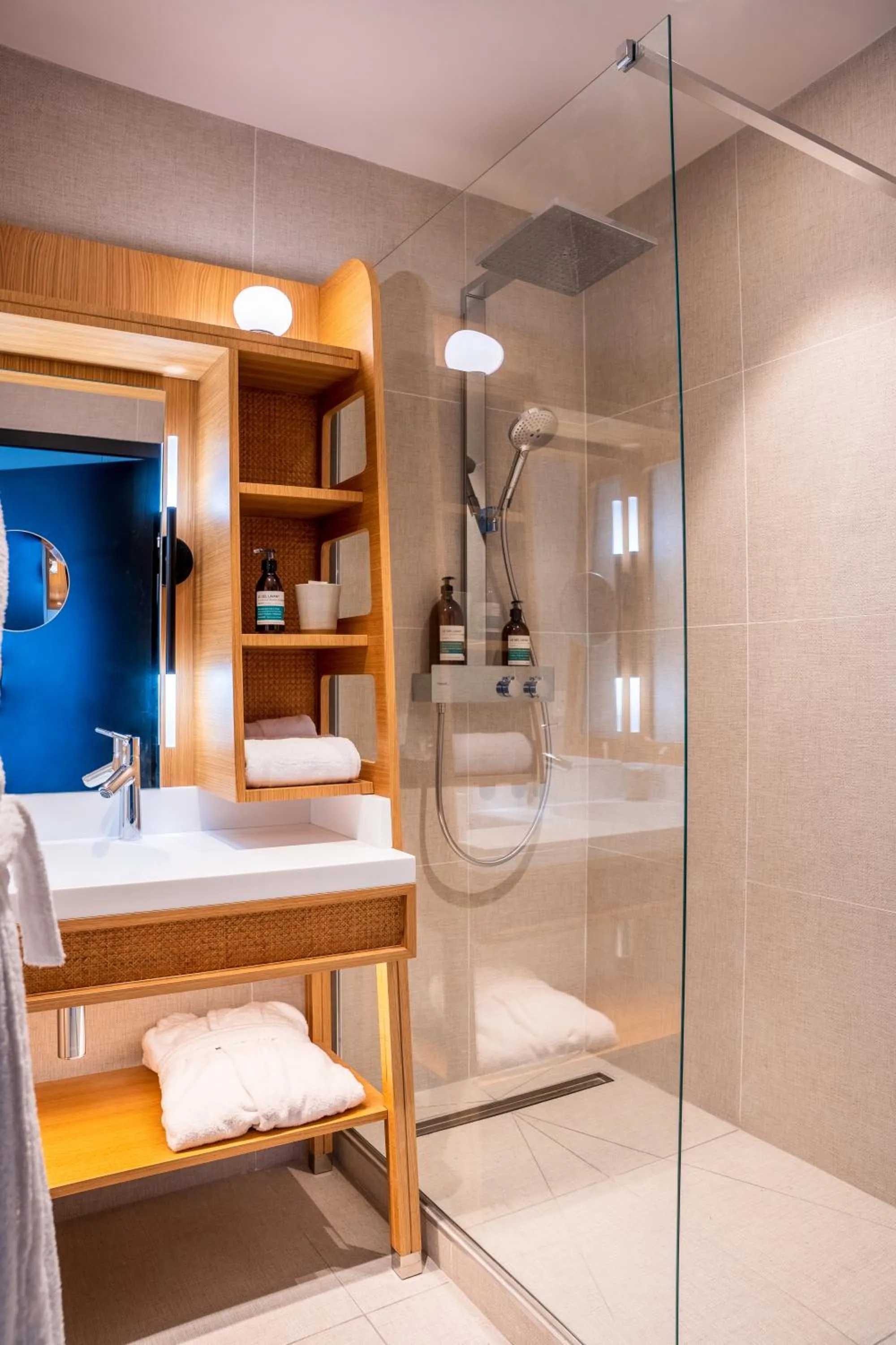 Shower in FirstName Bordeaux, Part of JdV by Hyatt