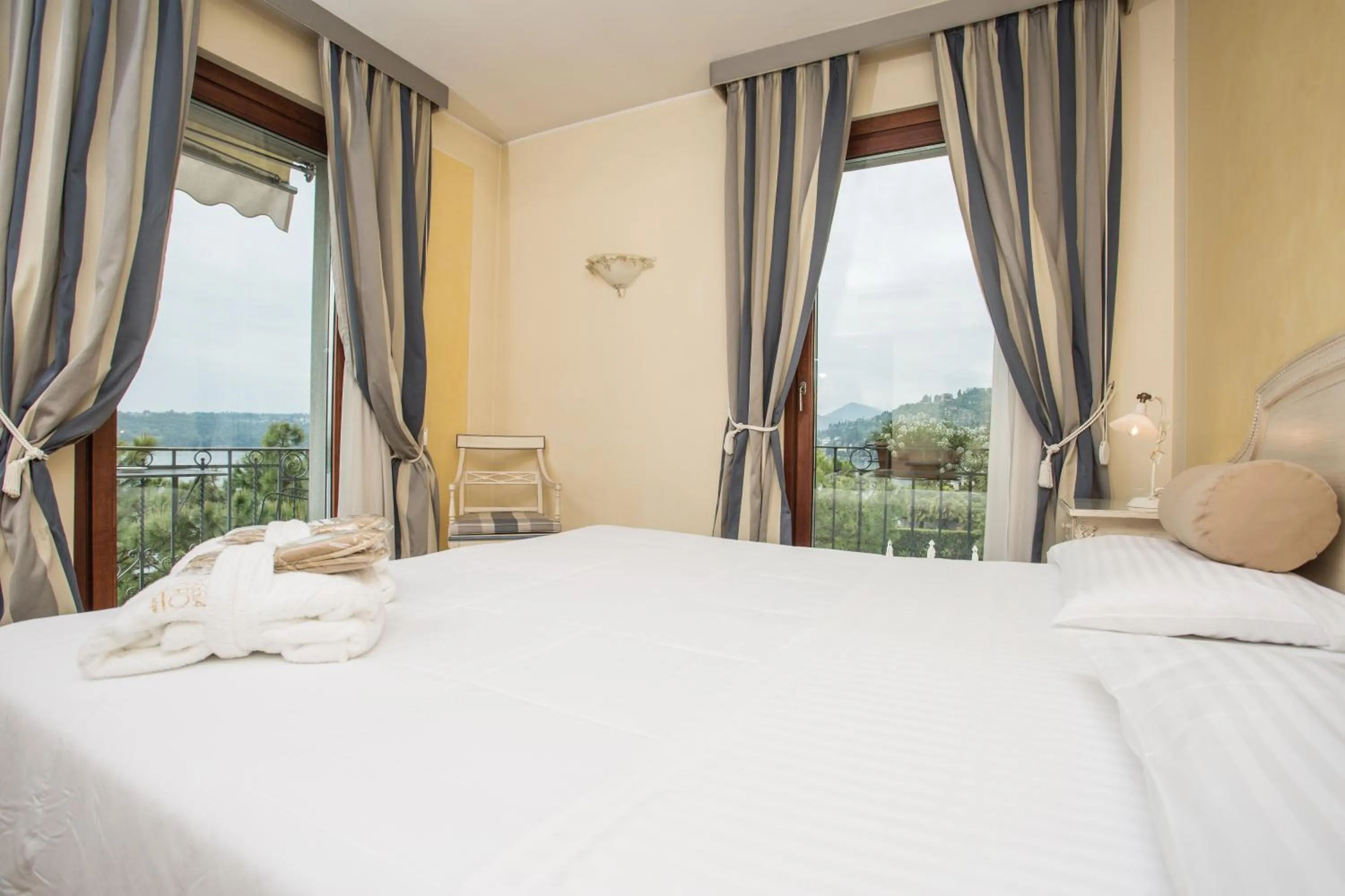 Bedroom, Bed in Hotel Spiaggia d'Oro - Charme & Boutique - Garda Lake Collection
