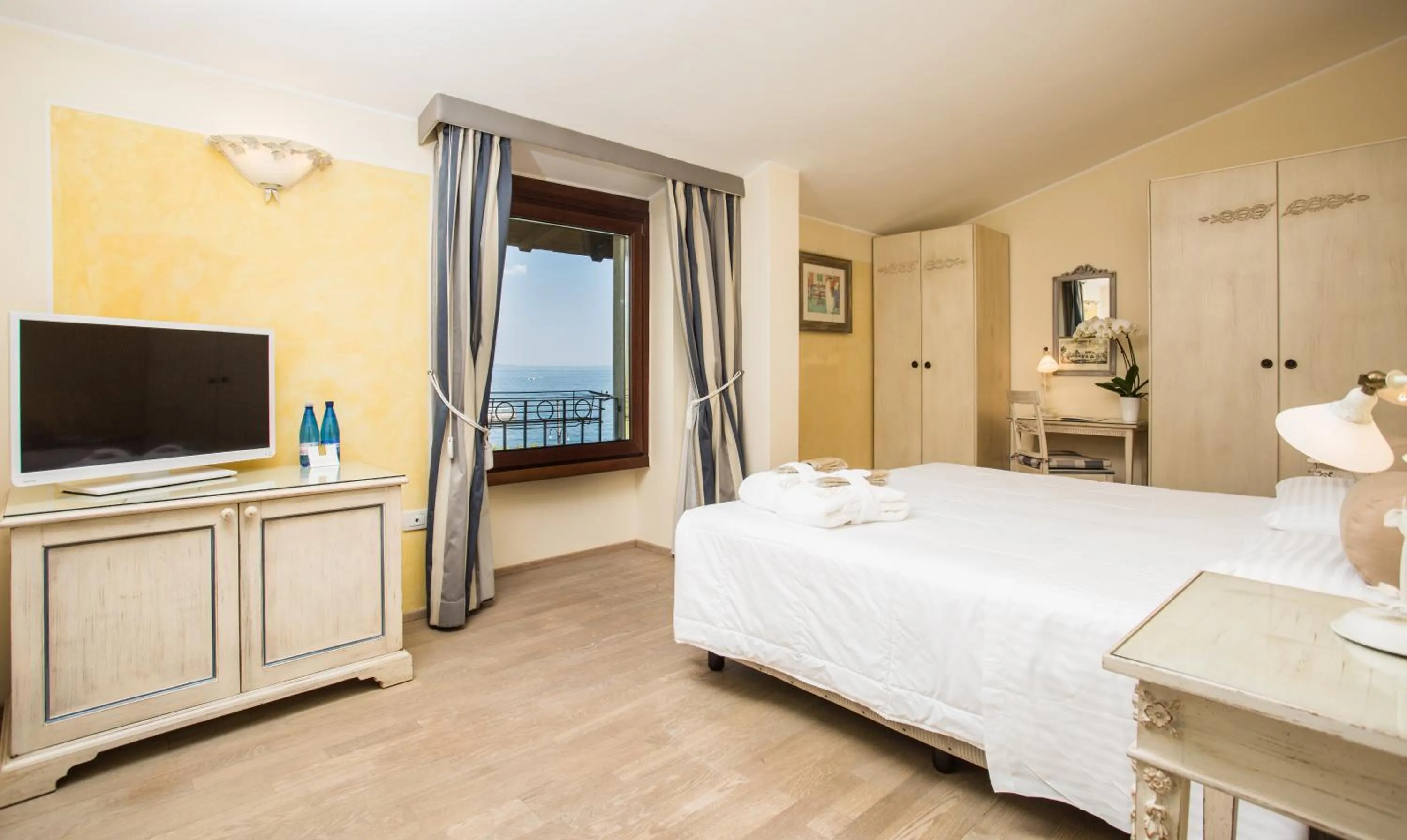 Bedroom, Bed in Hotel Spiaggia d'Oro - Charme & Boutique - Garda Lake Collection