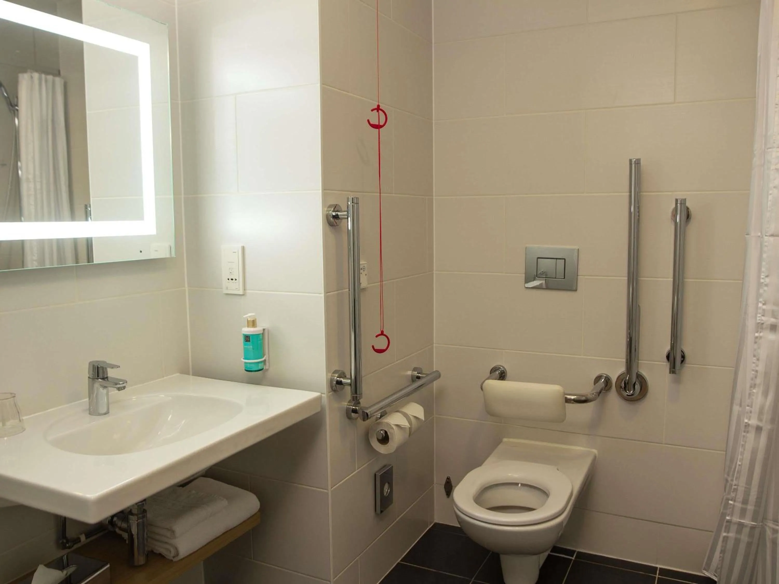 Bedroom in Novotel London Wembley