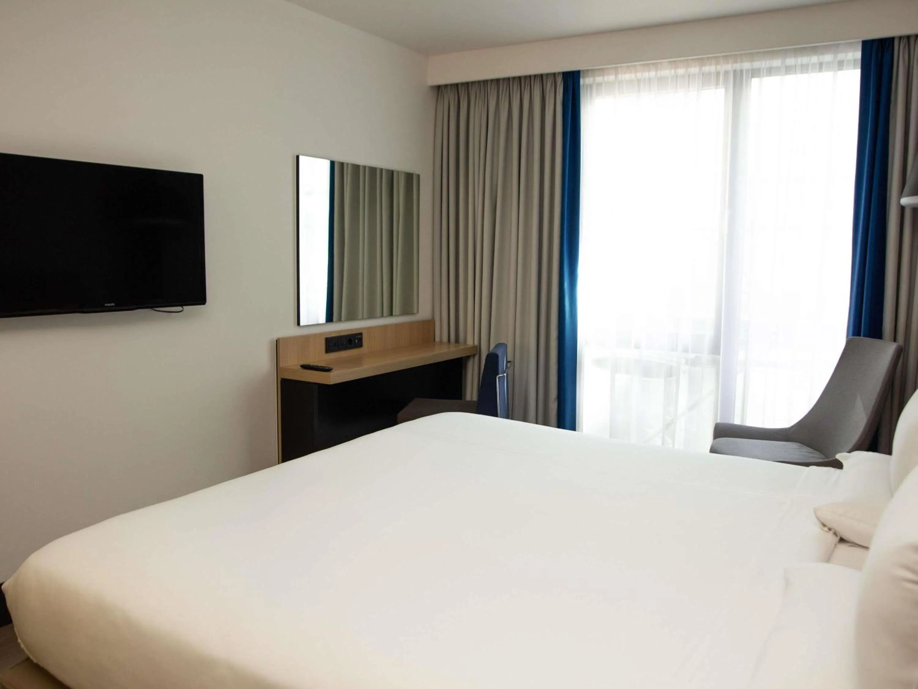 Bedroom, Bed in Novotel London Wembley