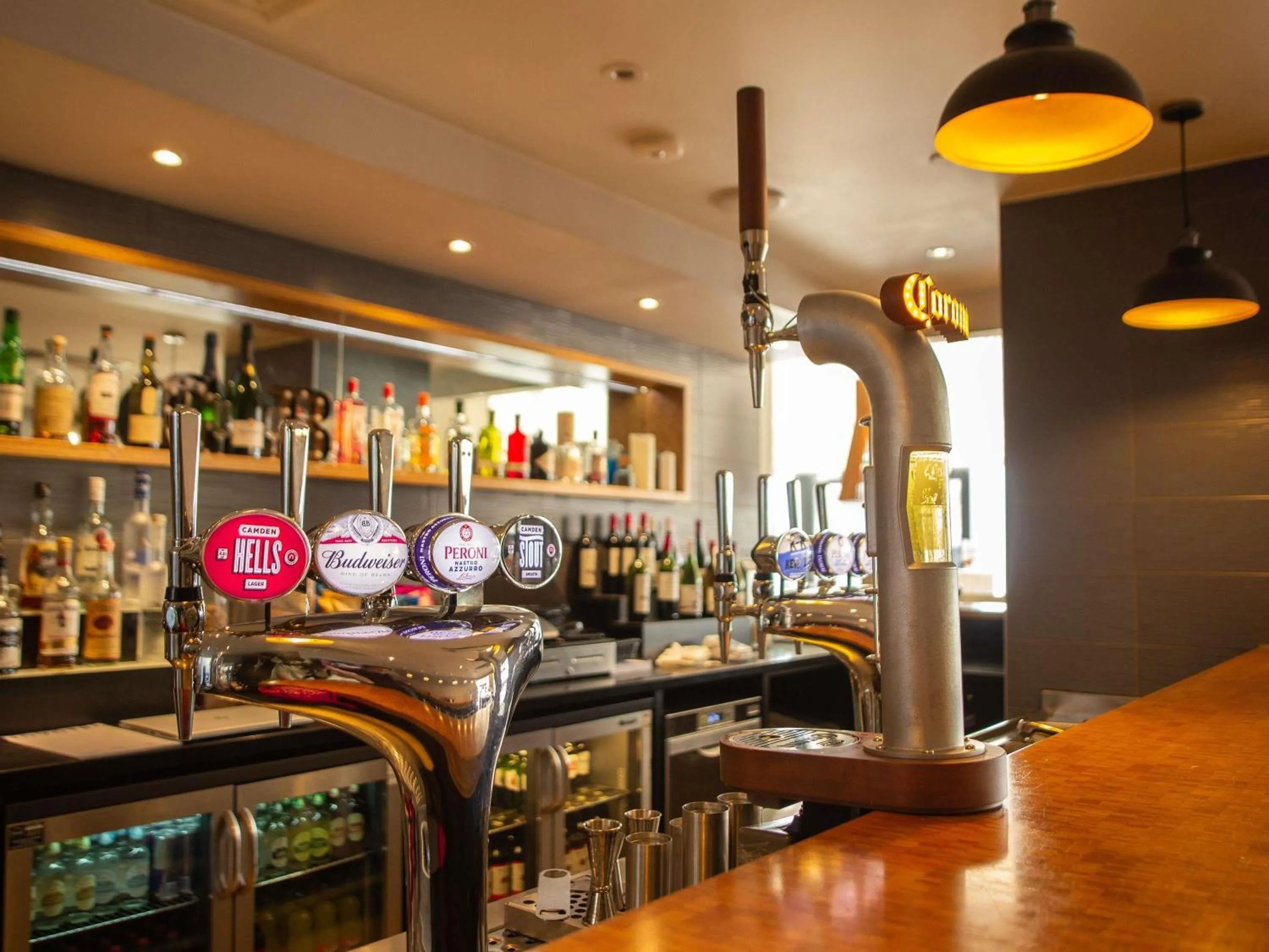 Lounge or bar in Novotel London Wembley