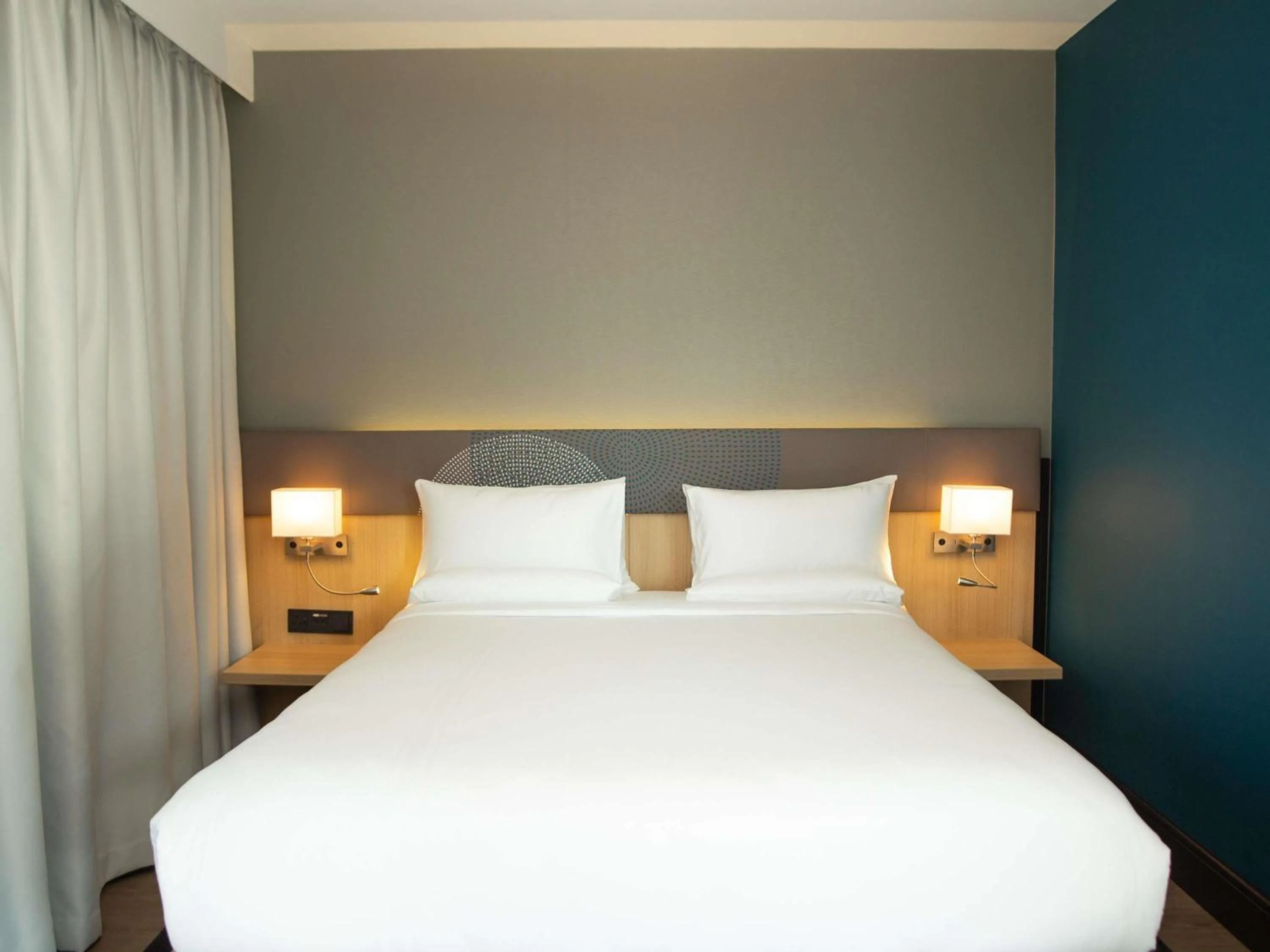 Bedroom, Bed in Novotel London Wembley