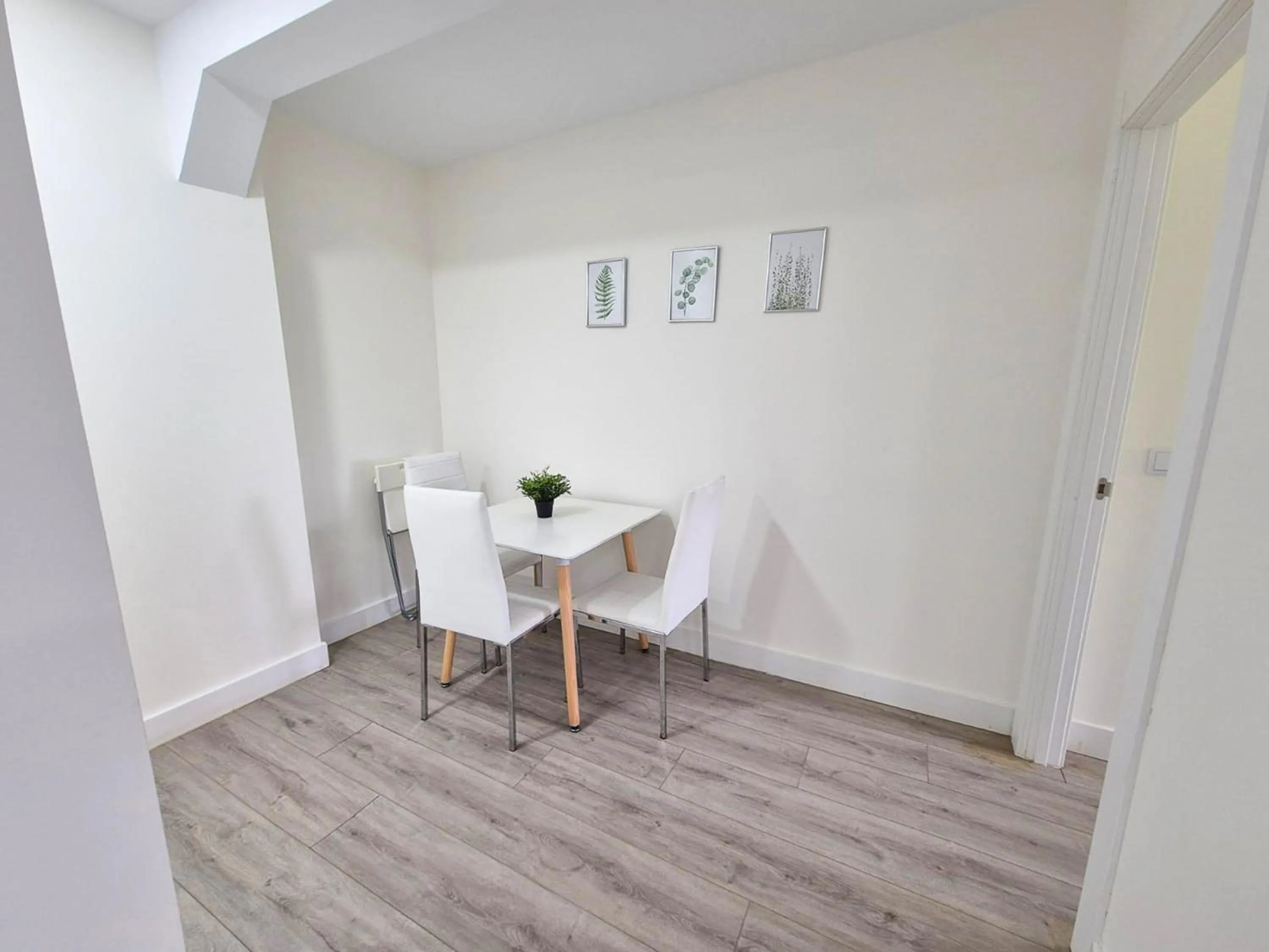 Dining area in La Maruca Beach Santander 3000