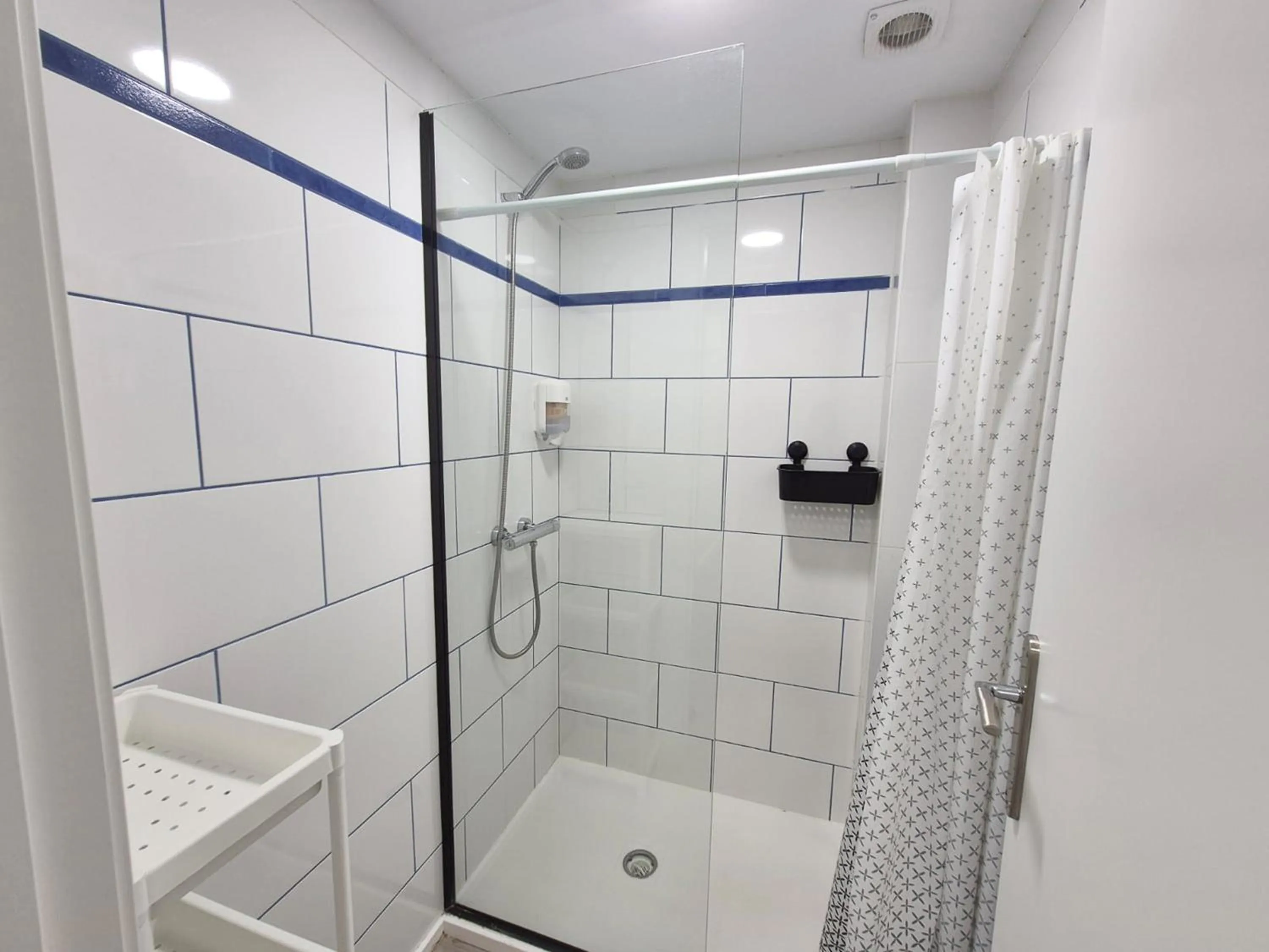 Shower in La Maruca Beach Santander 3000