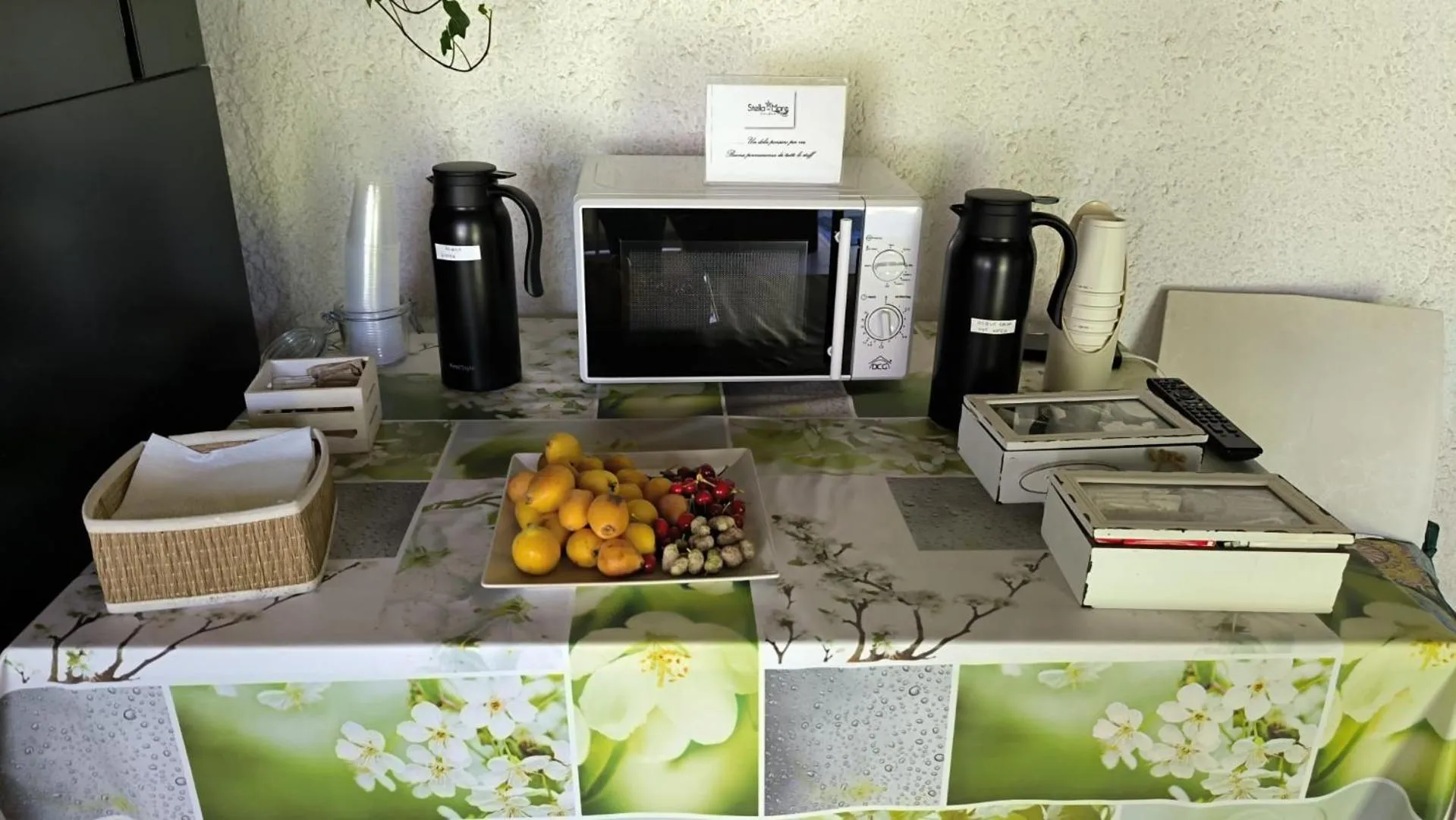 Communal lounge/ TV room in Stella del mare Apartments