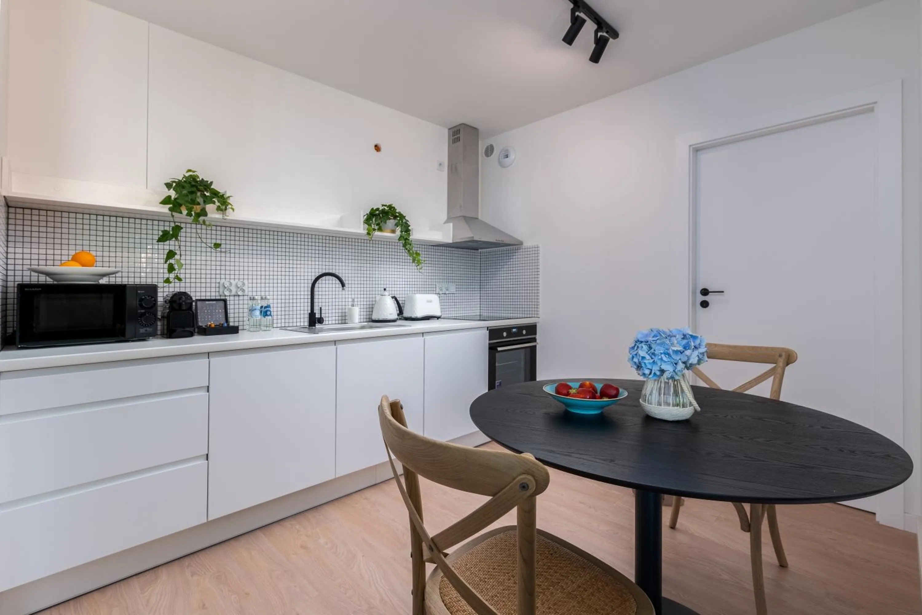 Kitchen or kitchenette in EXCLUSIVE Aparthotel Kraków Lubicz 40