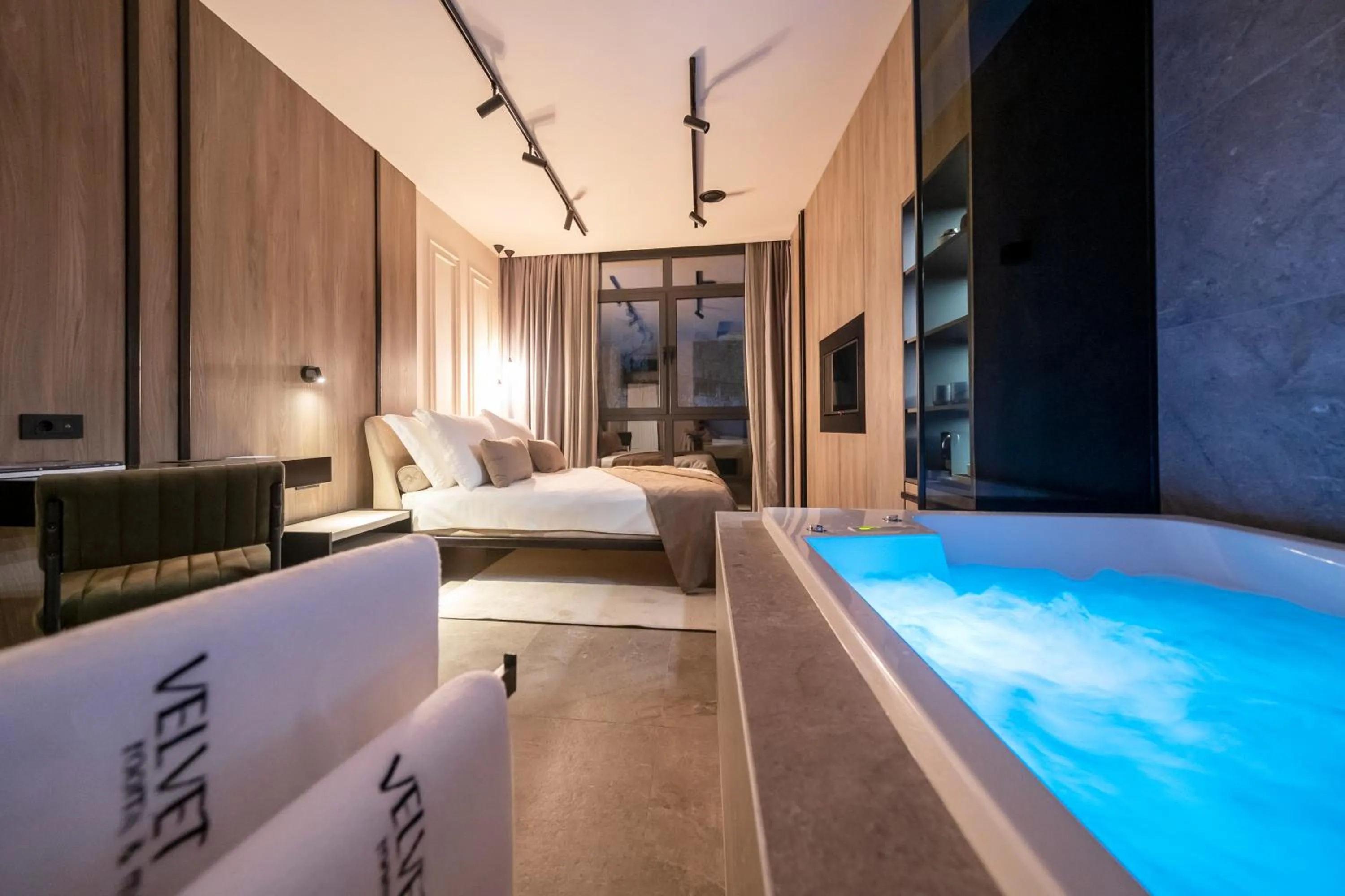Hot Tub, Bed in VELVET rooms & more