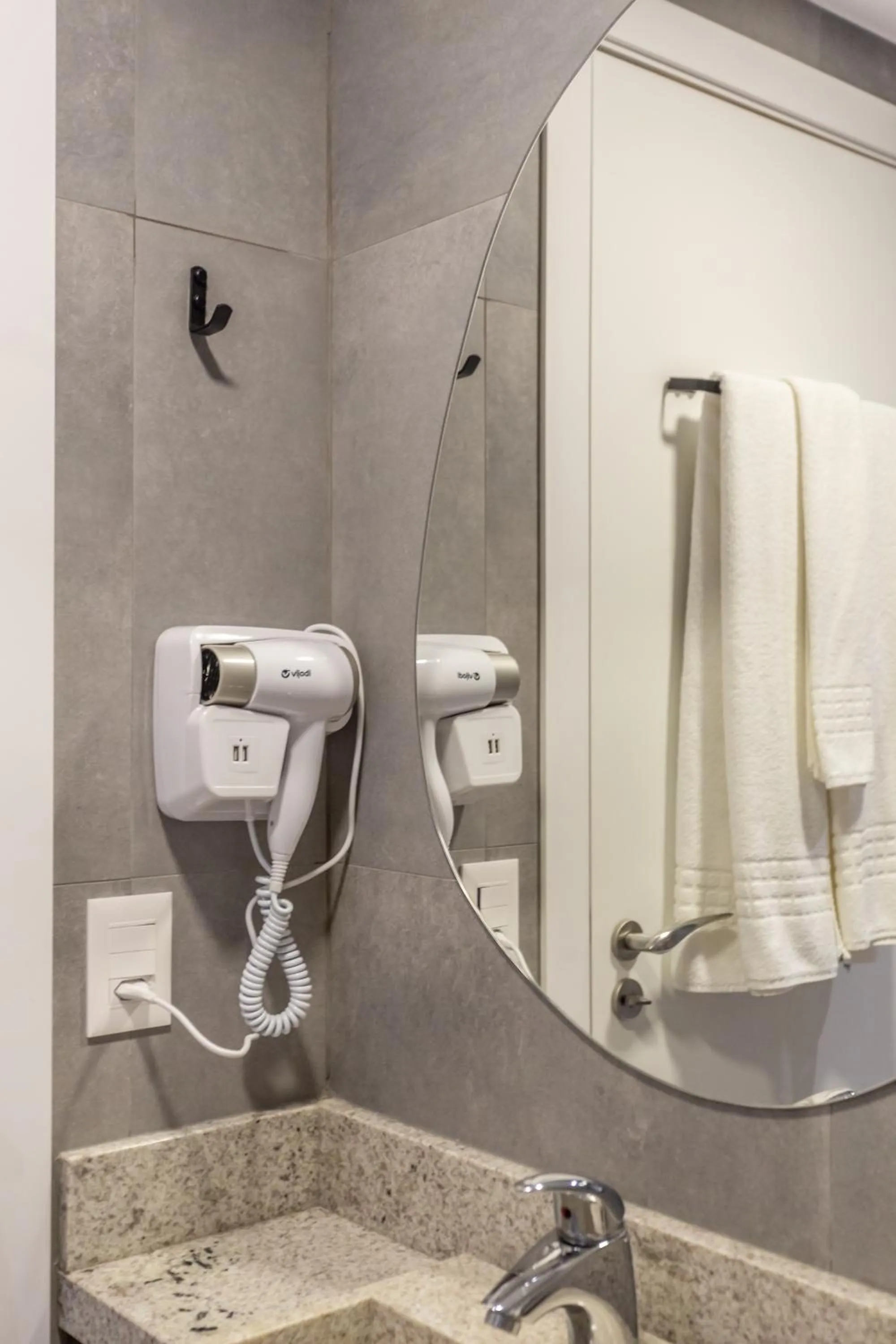 Shower in Charlie Porto Alegre Moinhos