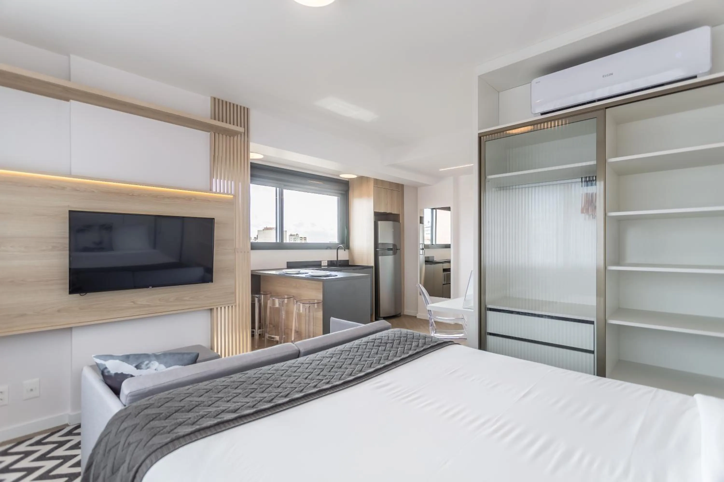 Photo of the whole room, Bed in Charlie Porto Alegre Moinhos