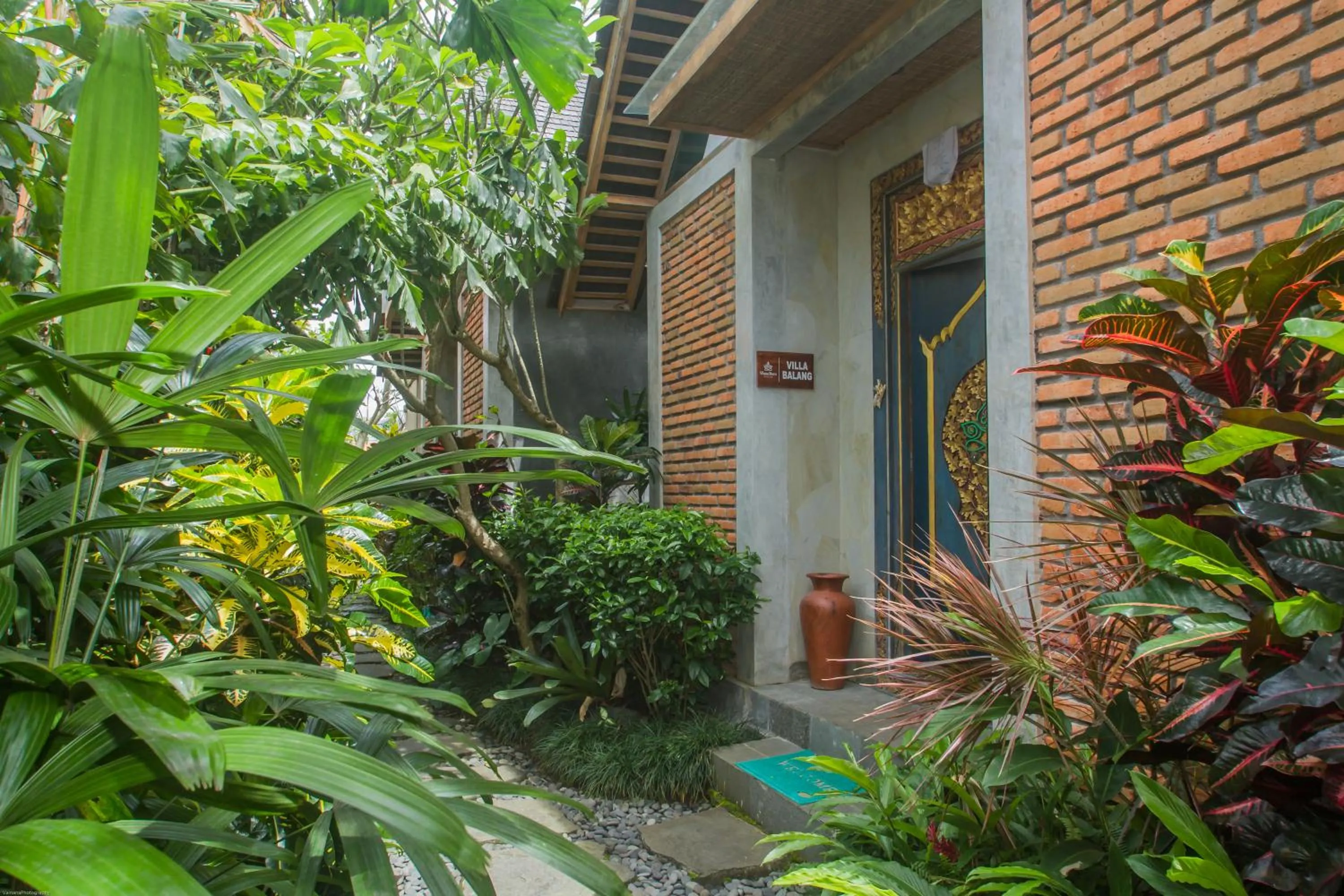 Facade/entrance in Wana Bucu Villas by GenuineHost