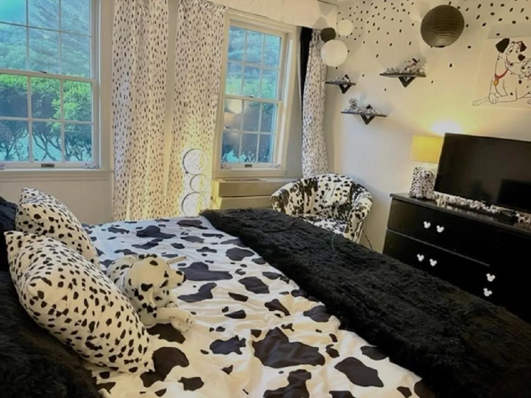 Communal lounge/ TV room, Bed in Disney Magic at Jiminy Mountain