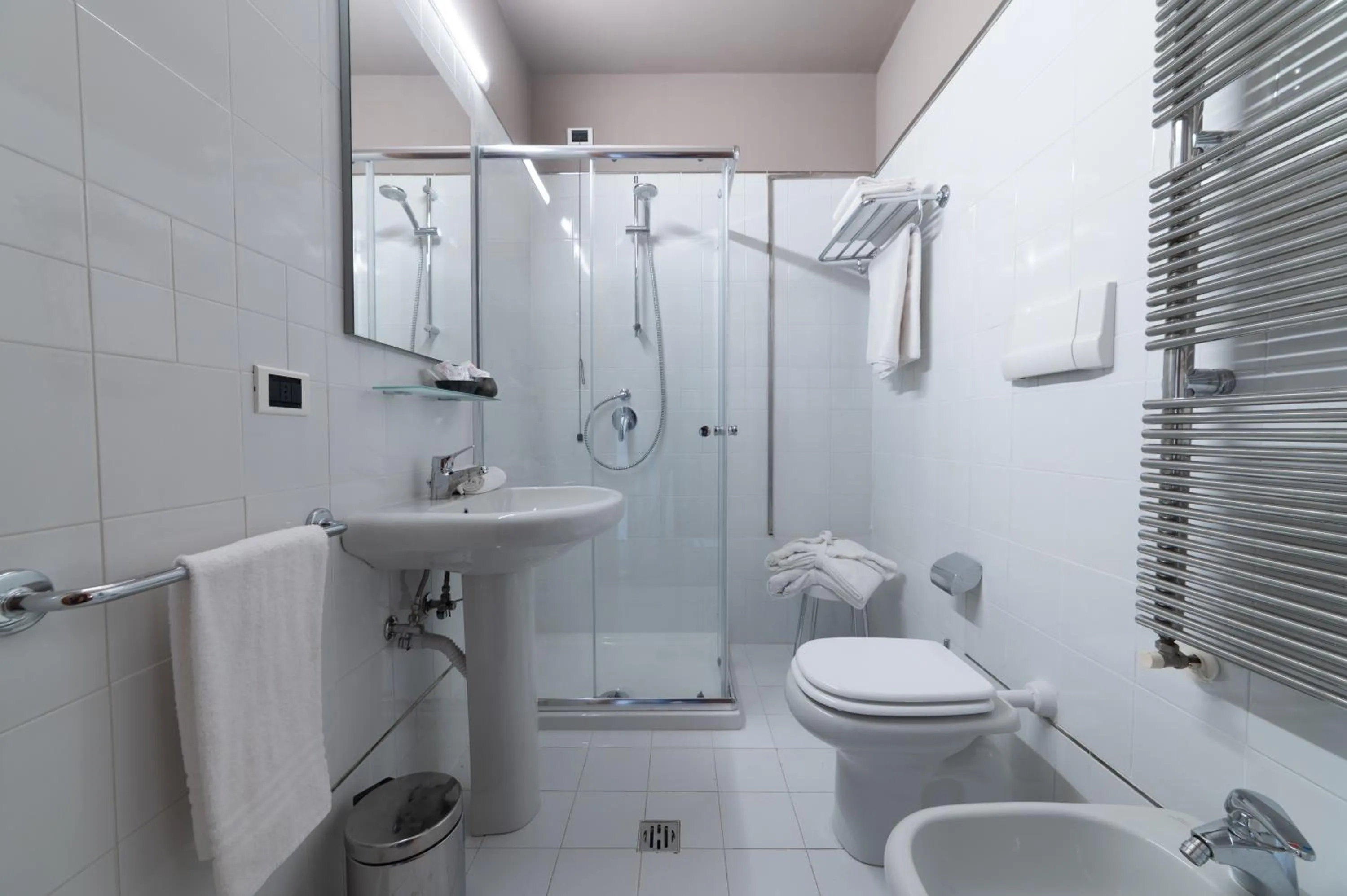 Bathroom in HOTEL QUERINI Essential Business Hotel Sandrigo