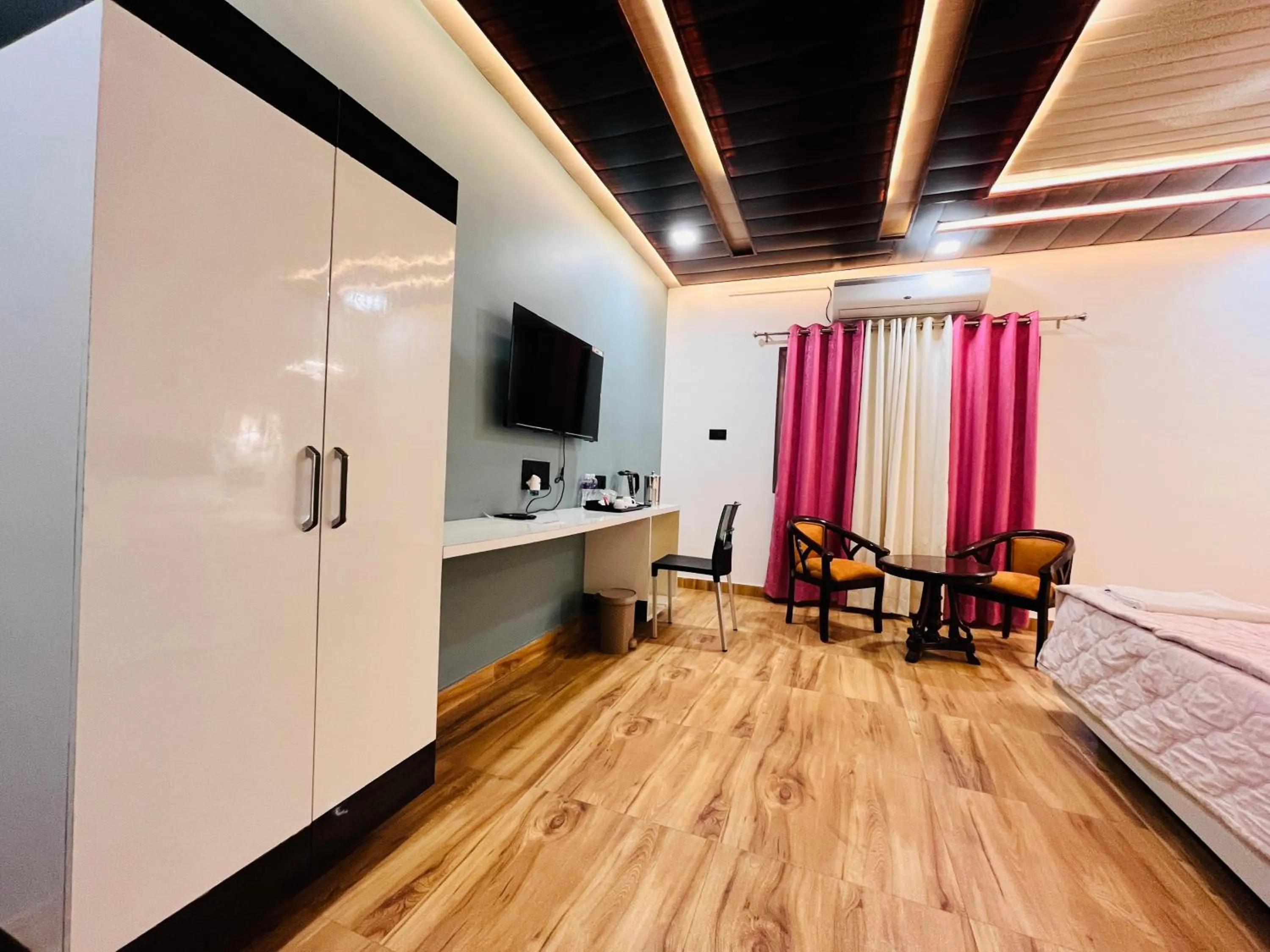 Bedroom, Bed in Hotel Buddha Park near Sarnath, Varanasi