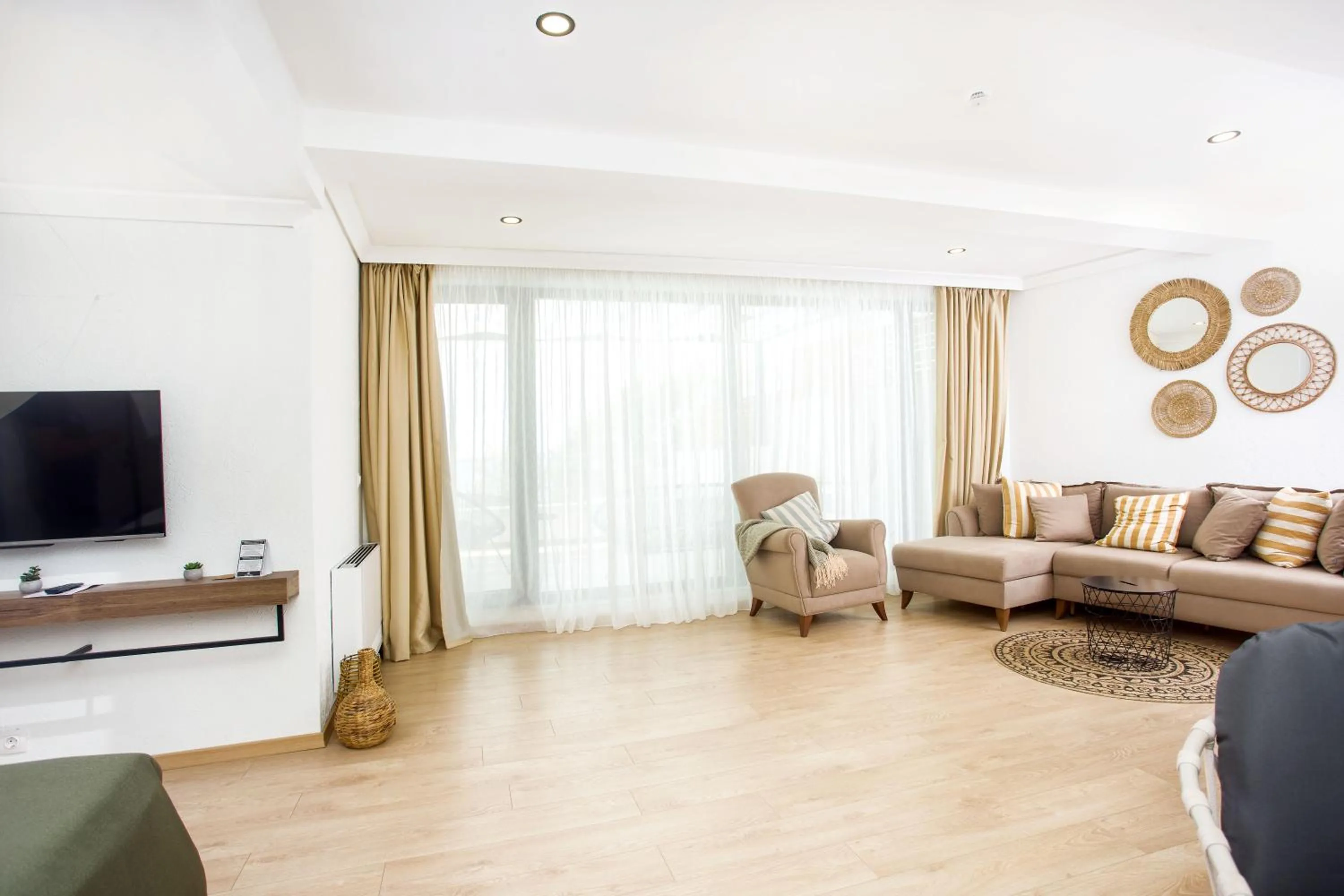 Communal lounge/ TV room in Olive Villas Beach Hotel