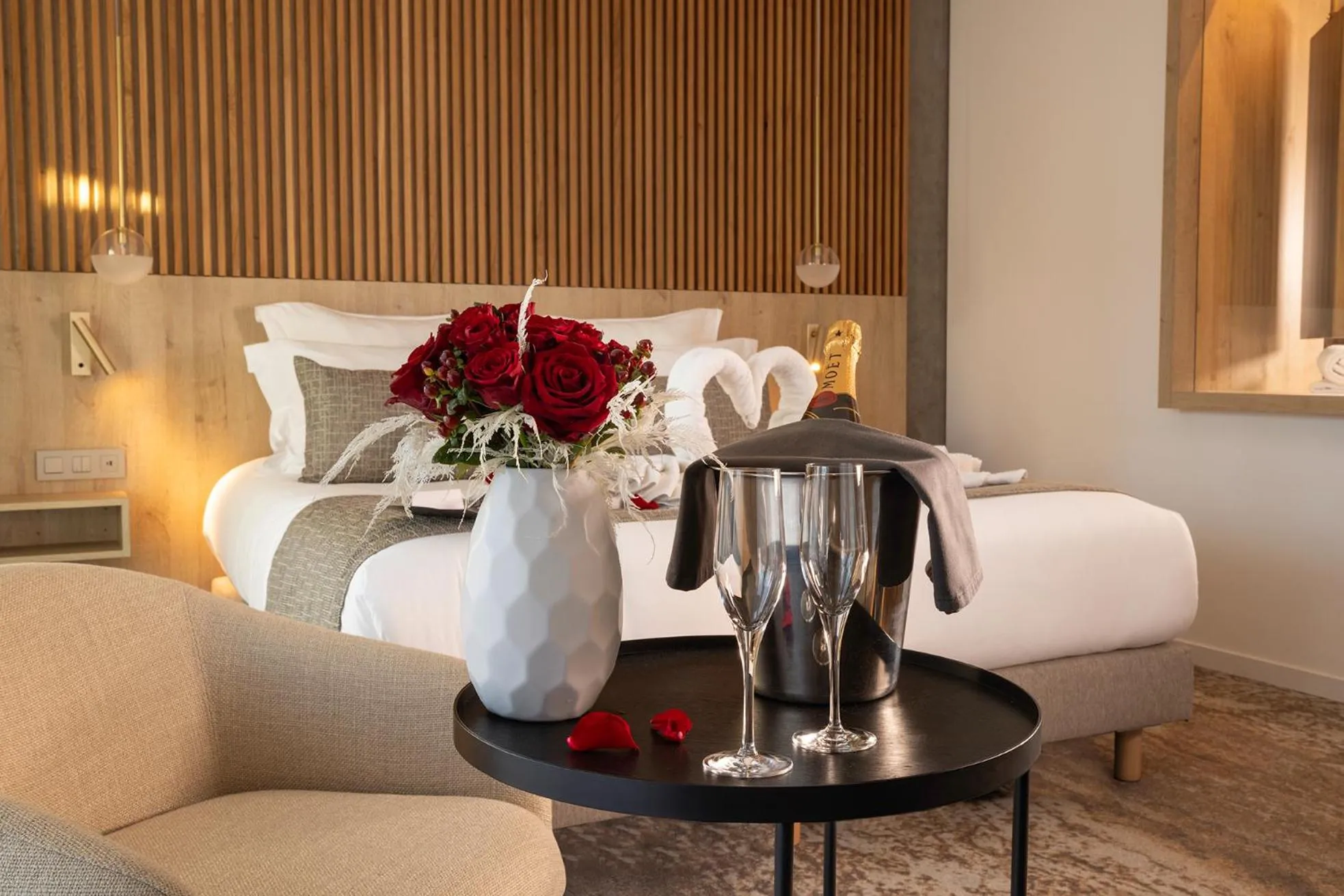 Photo of the whole room, Bed in Hôtel Spa Restaurant Villa Castellane