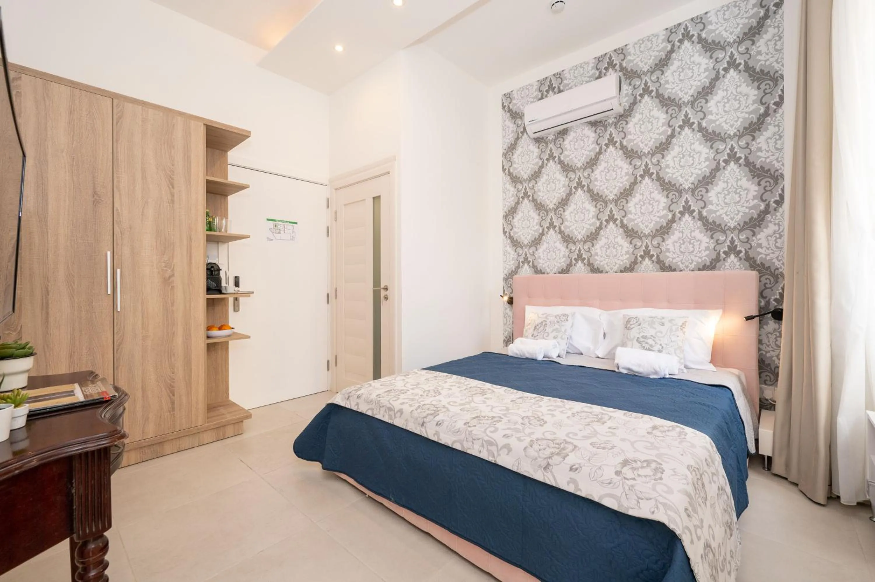 Photo of the whole room, Bed in Vela Blu Boutique Suites