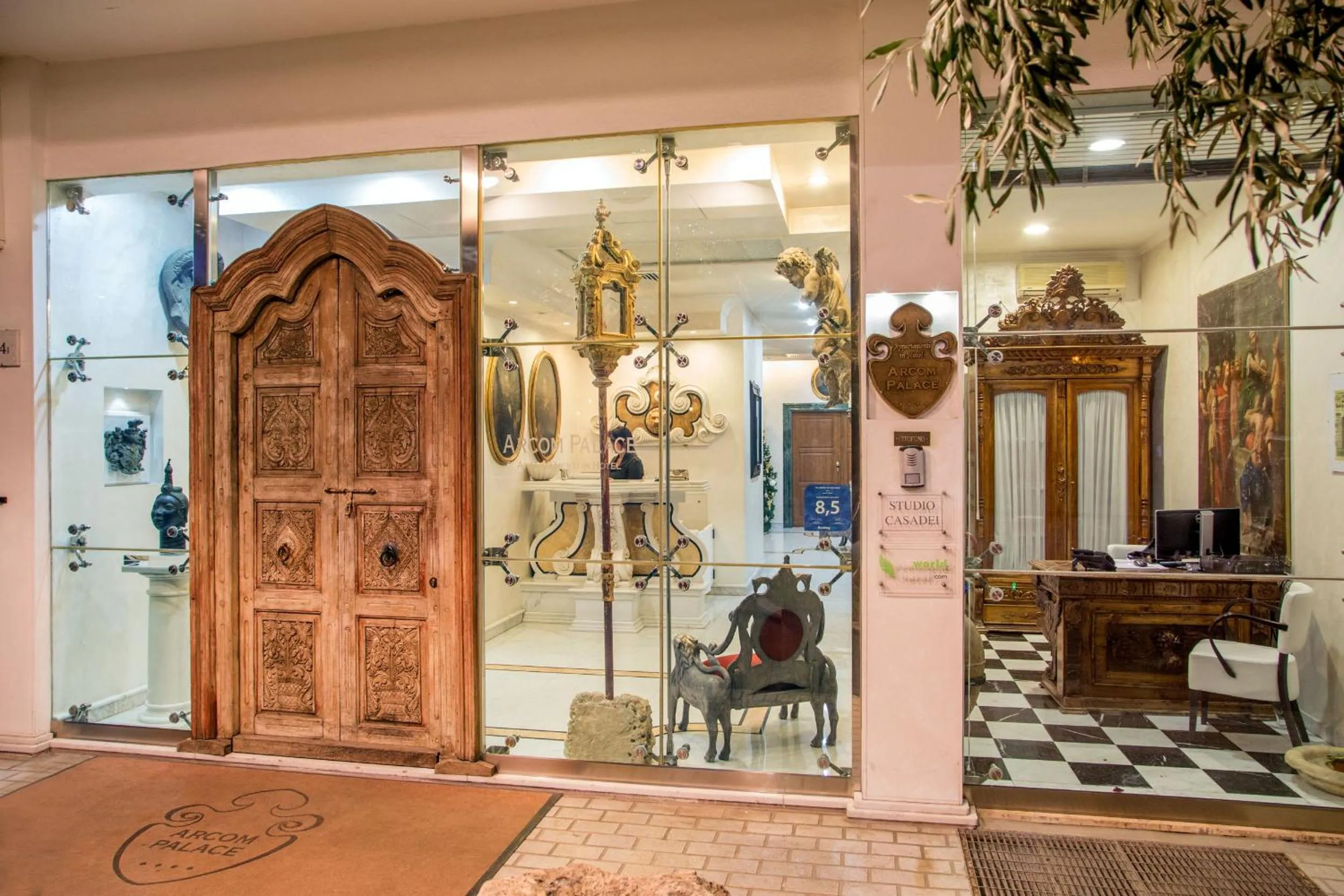 Decorative detail in Arcom Palace