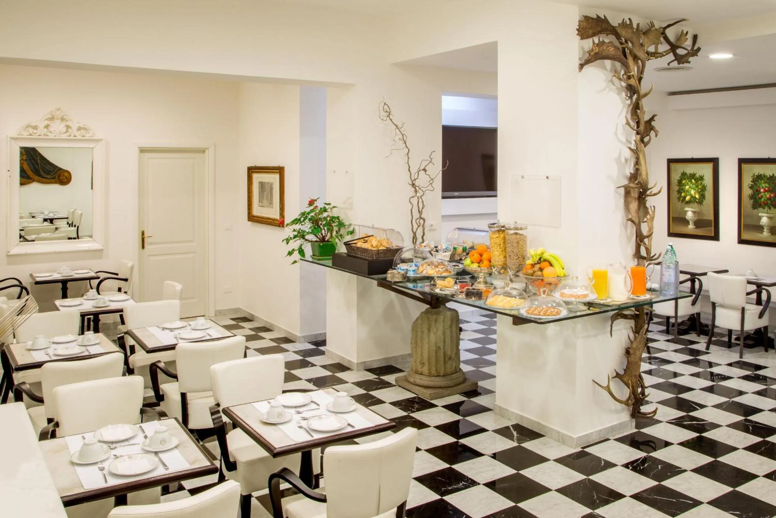 Restaurant/places to eat in Arcom Palace