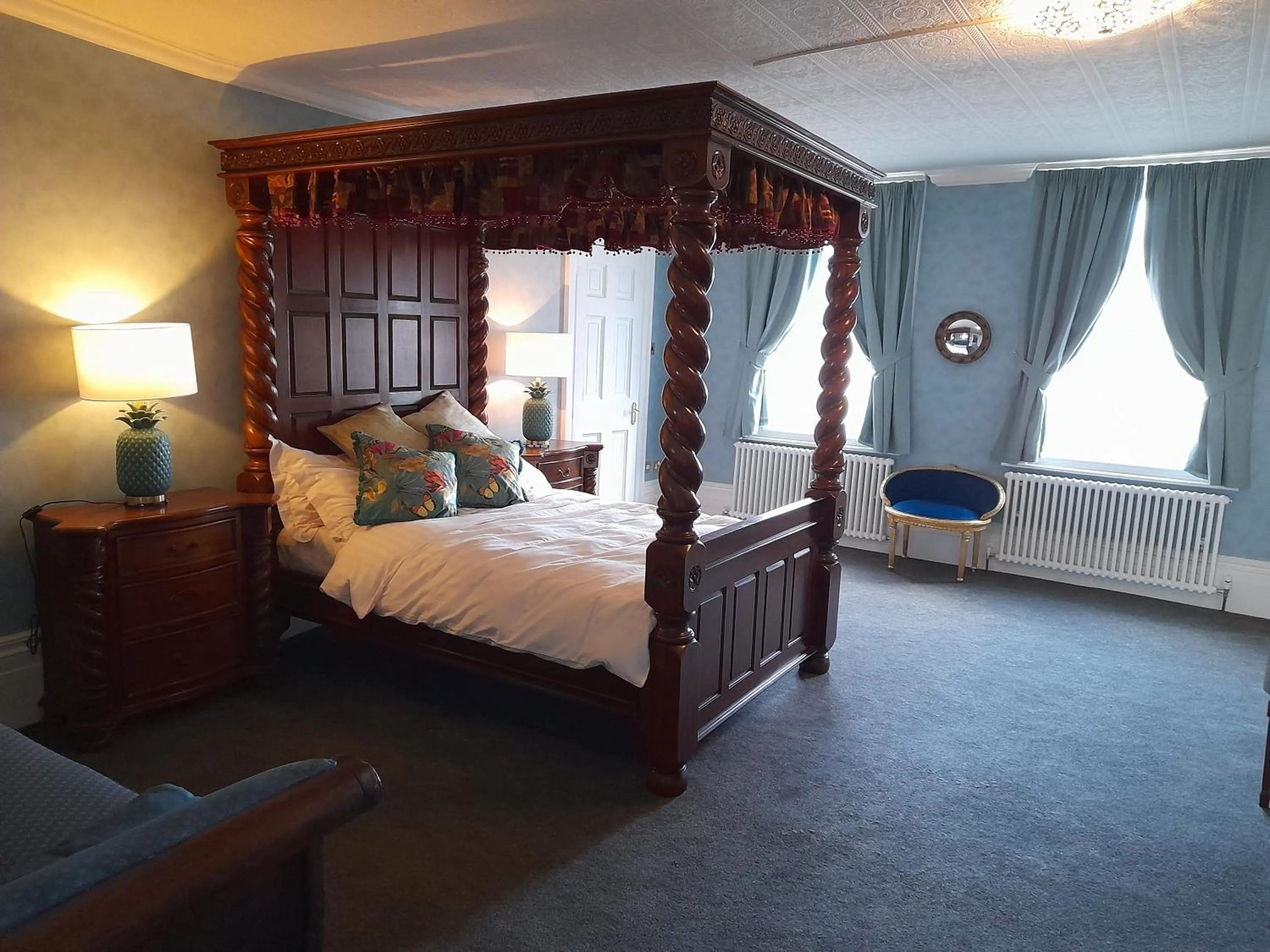 Photo of the whole room, Bed in Stone Court House