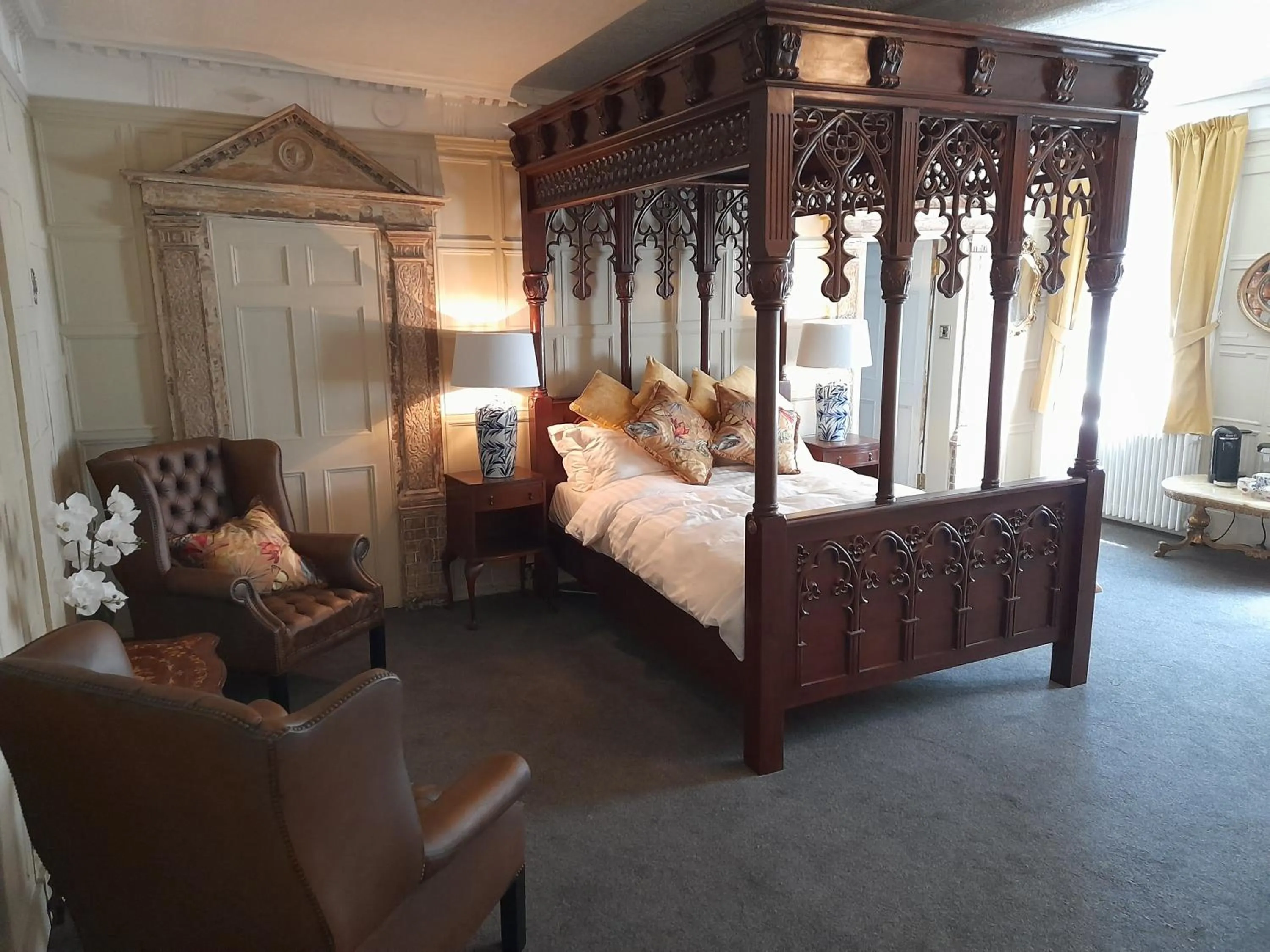 Photo of the whole room, Bed in Stone Court House