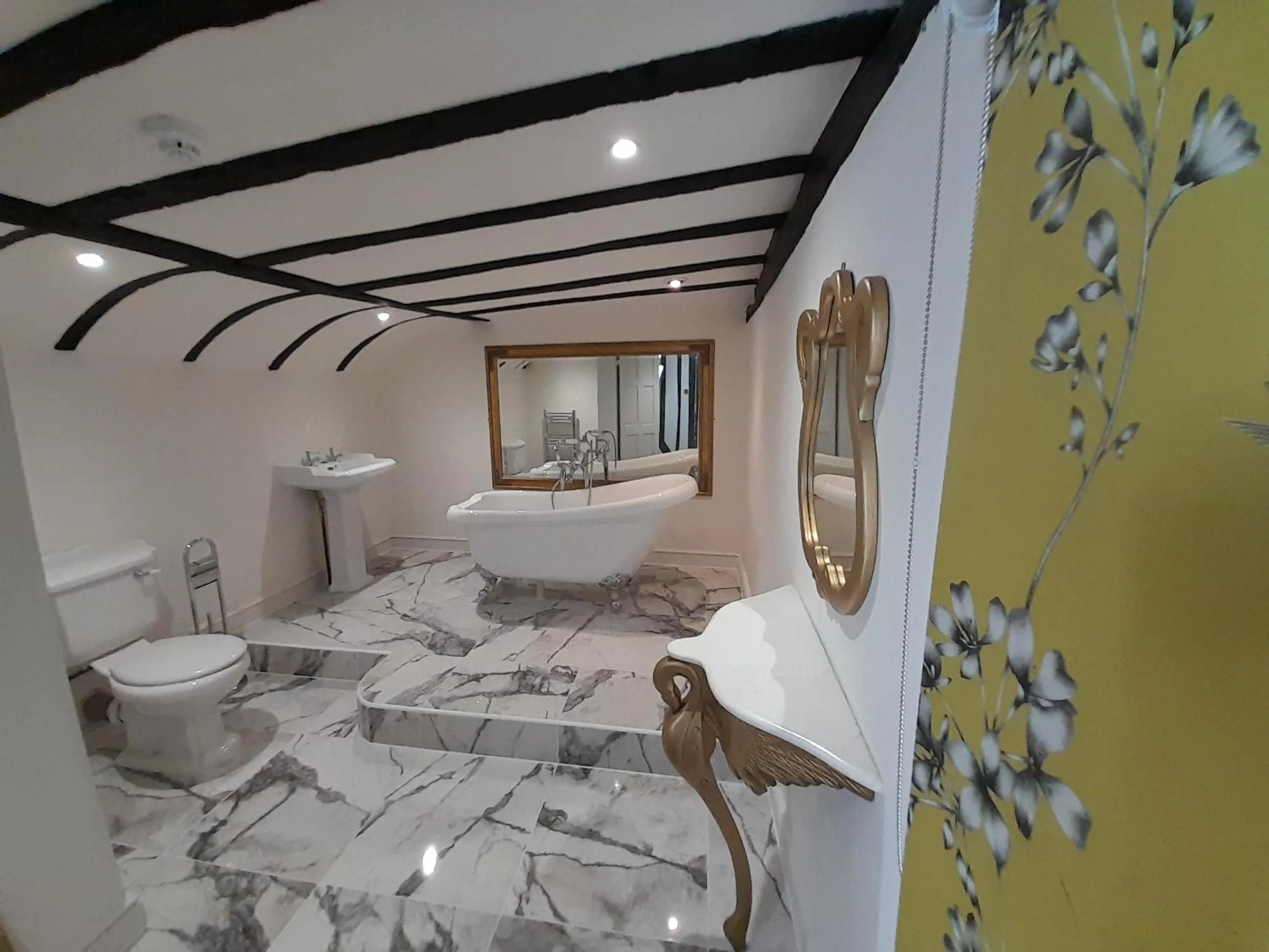 Bathroom, Bed in Stone Court House