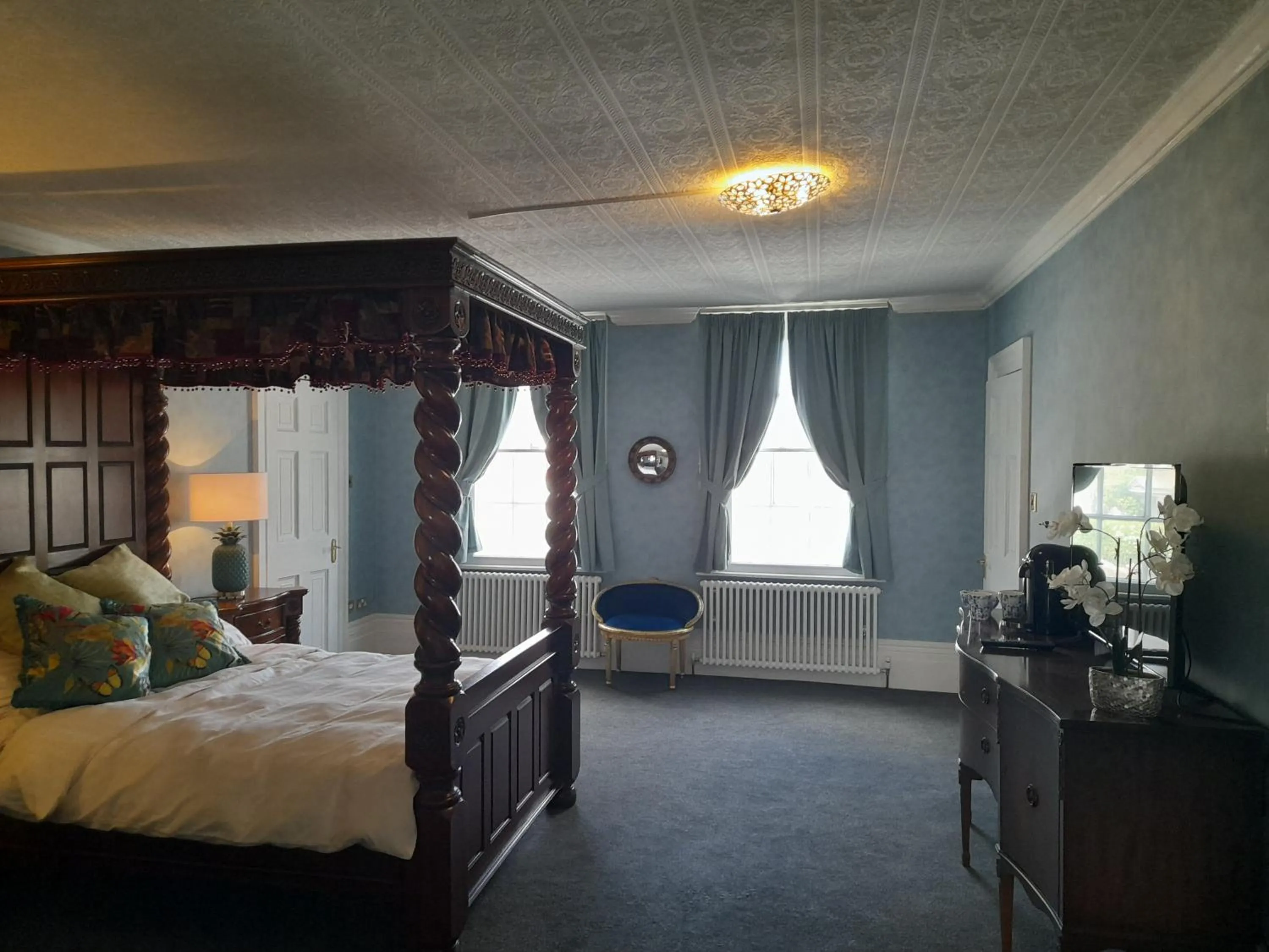 Photo of the whole room, Bed in Stone Court House