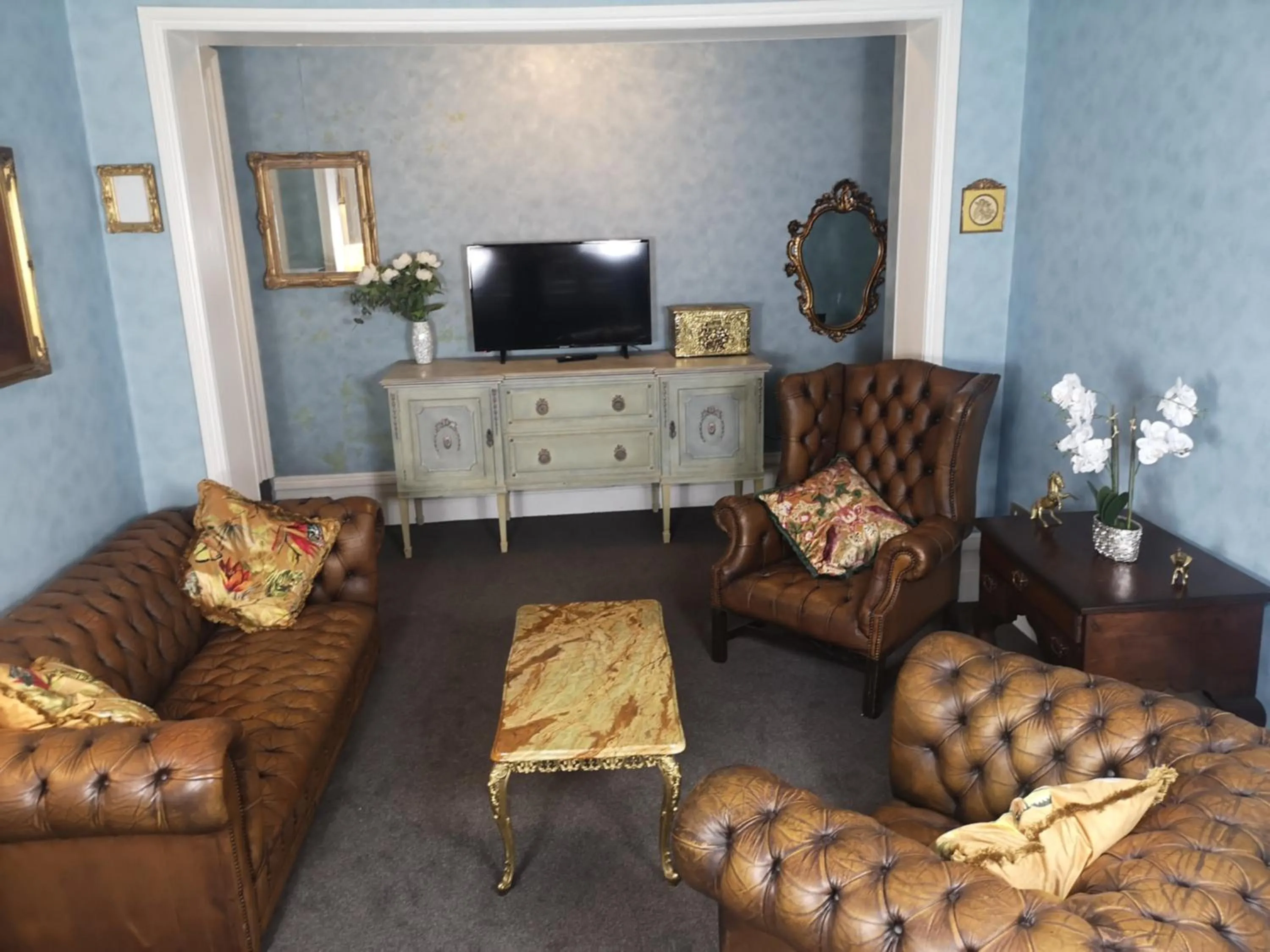 Communal lounge/ TV room in Stone Court House